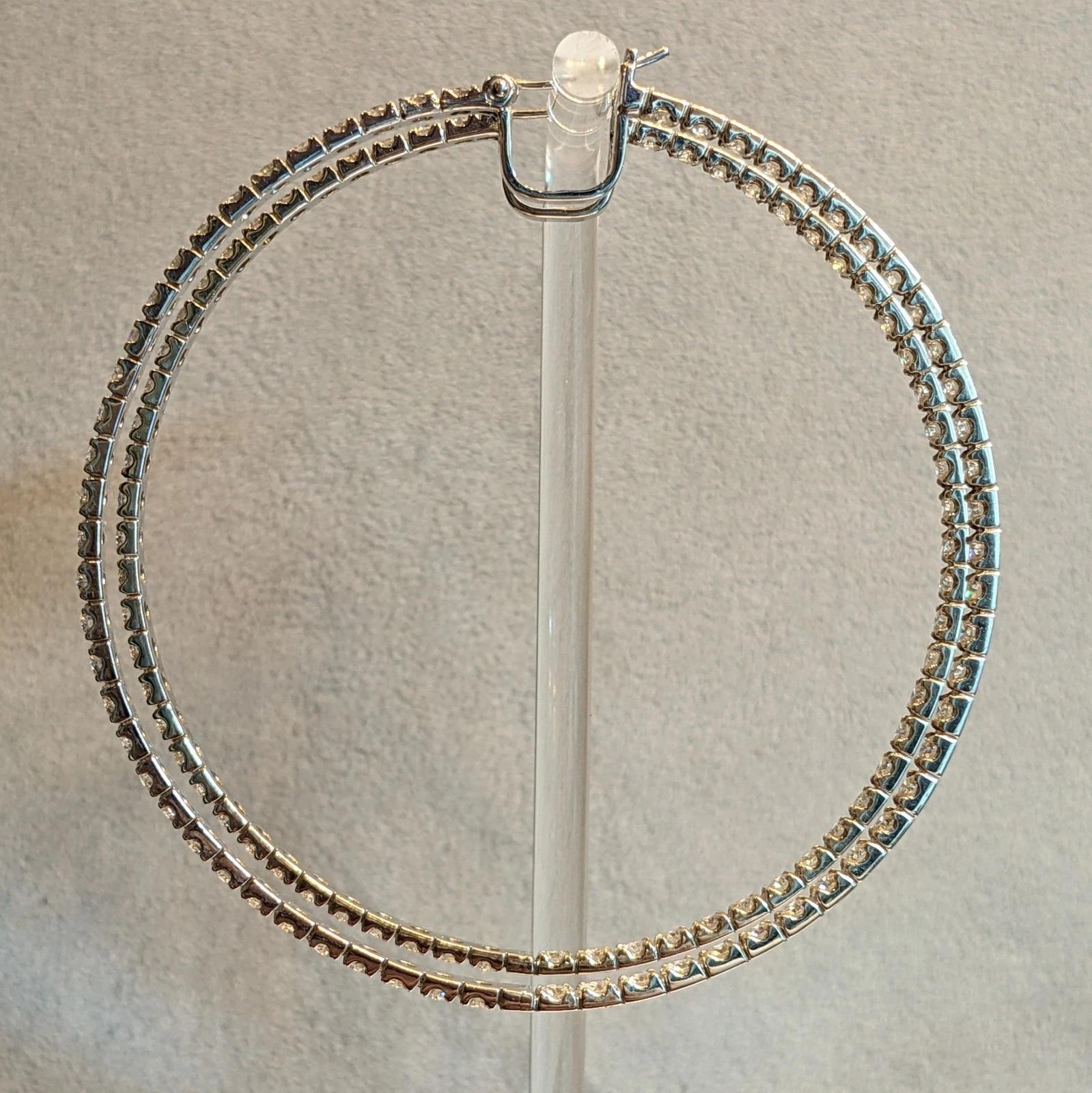 Orecchini a cerchio grandi con diamante rotondo Inside Out da 8,50 cttw in oro bianco 18k In condizioni ottime in vendita a La Jolla, CA