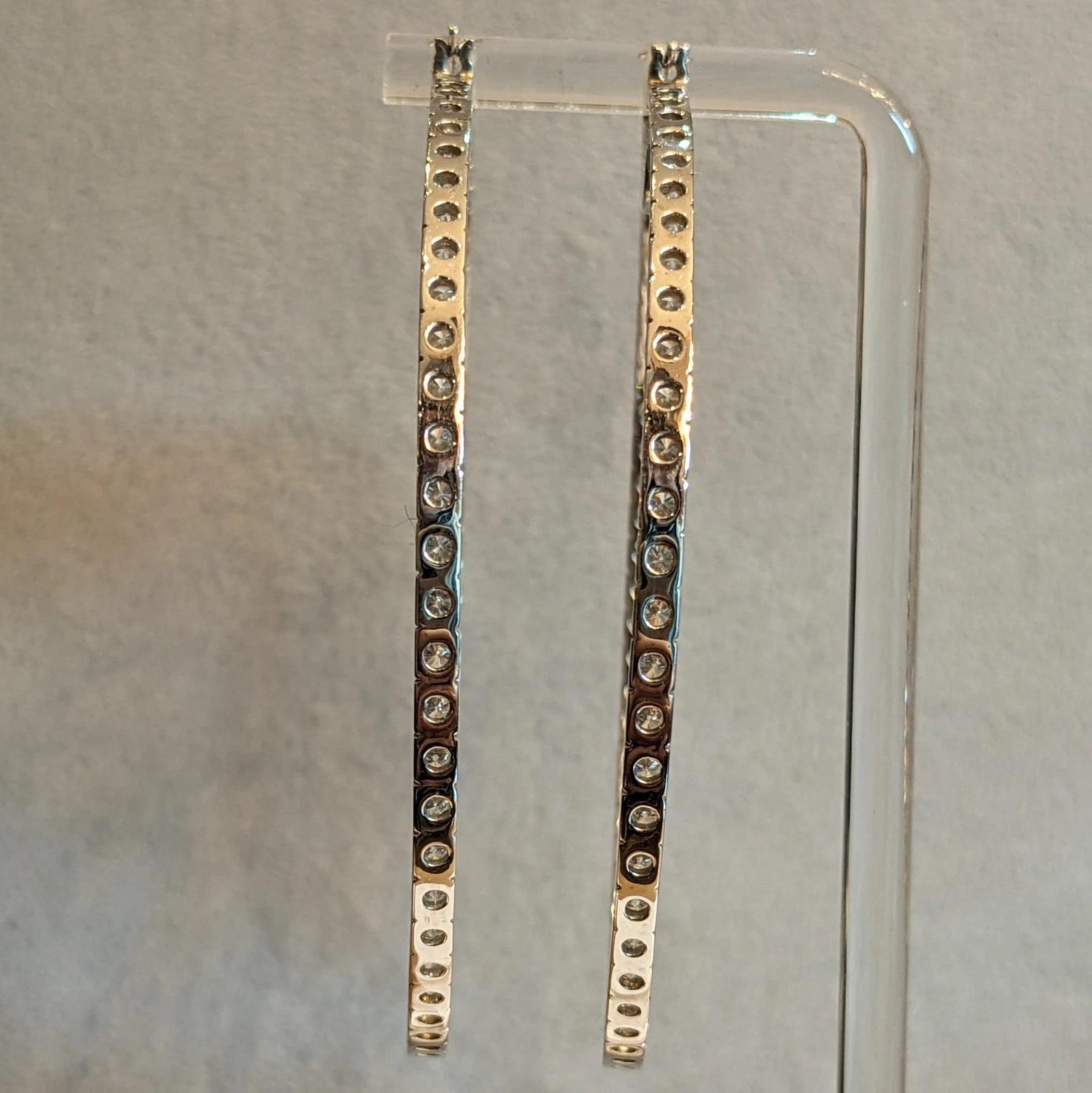 Donna Orecchini a cerchio grandi con diamante rotondo Inside Out da 8,50 cttw in oro bianco 18k in vendita