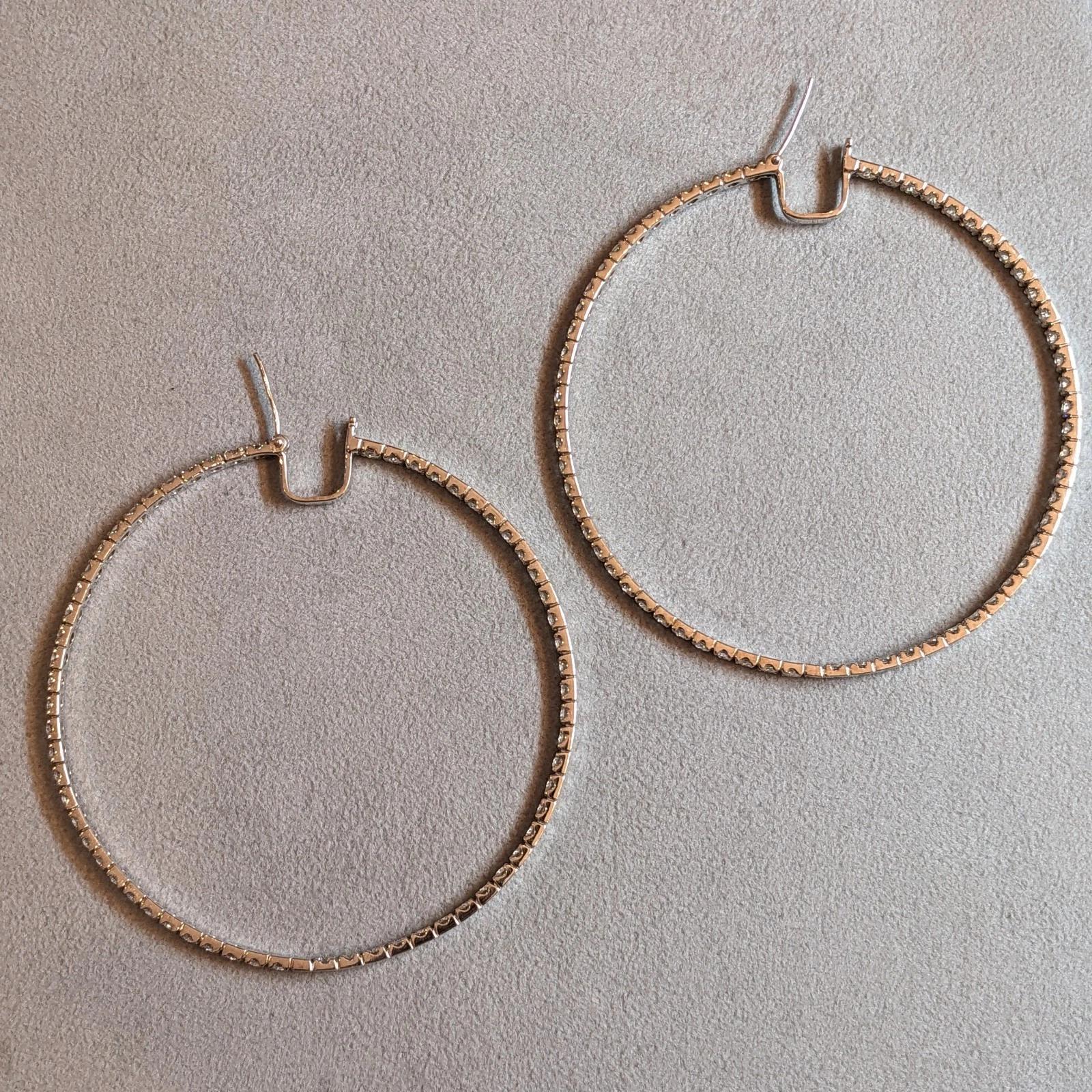 Orecchini a cerchio grandi con diamante rotondo Inside Out da 8,50 cttw in oro bianco 18k in vendita 1