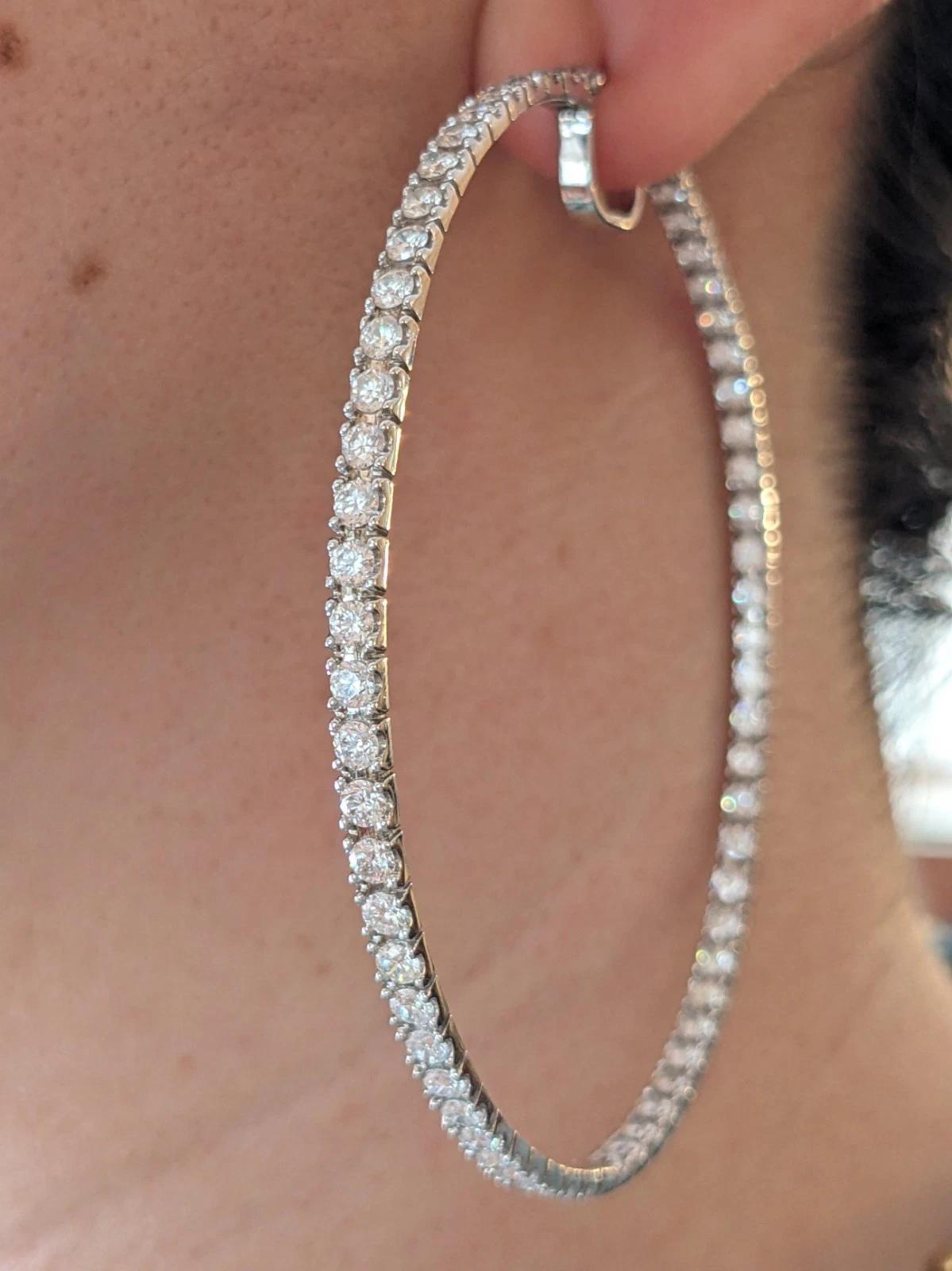 Orecchini a cerchio grandi con diamante rotondo Inside Out da 8,50 cttw in oro bianco 18k in vendita 2