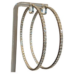 Orecchini a cerchio grandi con diamante rotondo Inside Out da 8,50 cttw in oro bianco 18k