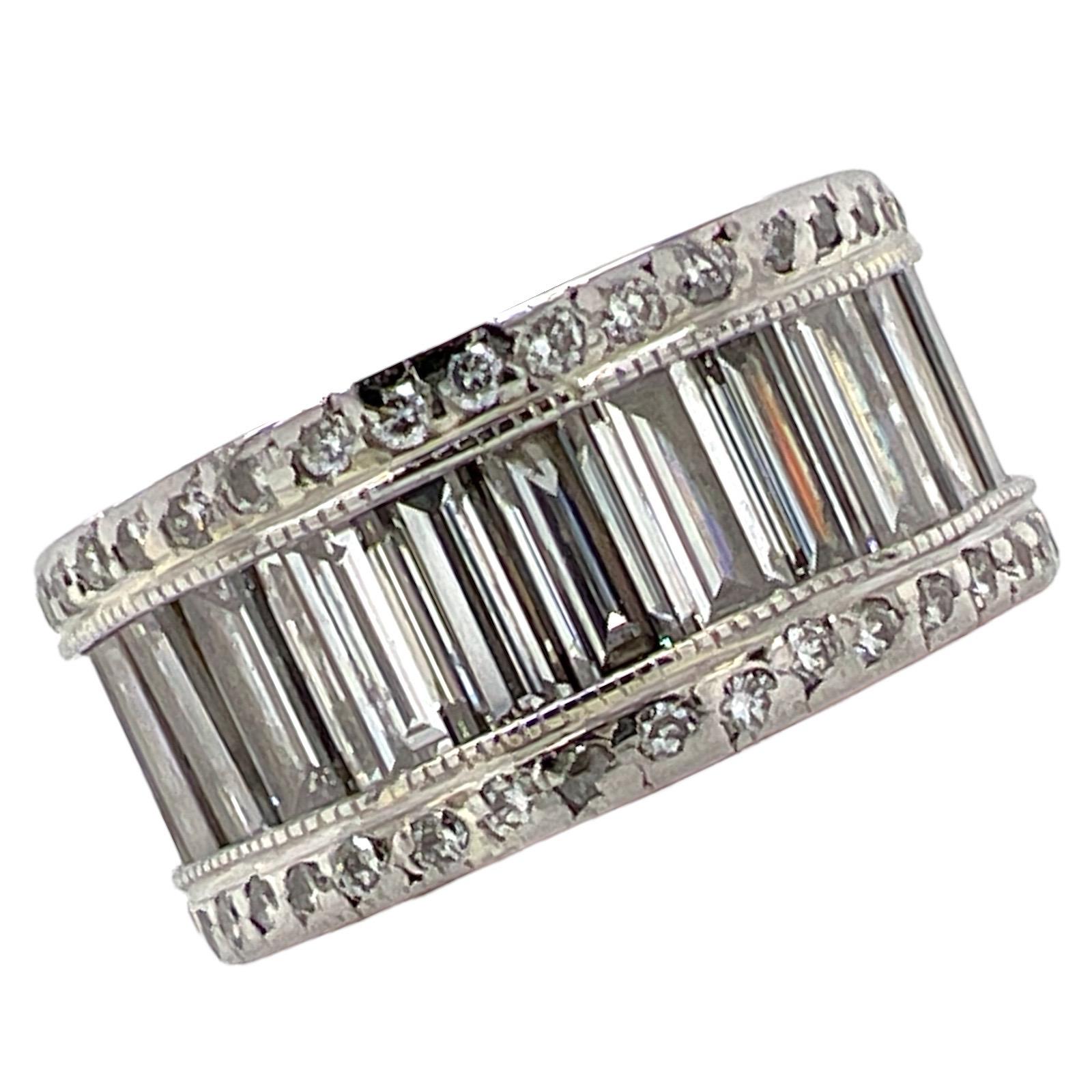 Anneau d'éternité en platine avec diamants ronds brillants baguettes de 8,50 carats poids total, taille de la bague 5,25