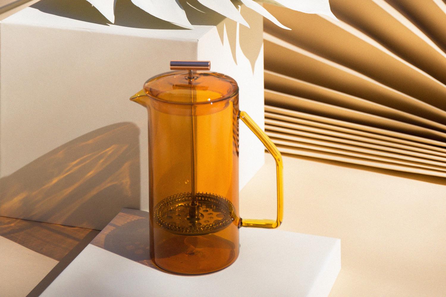 La pressa francese in vetro è un'evoluzione della classica pressa. La pressa eroga un caffè o un tè perfetto e corposo secondo il metodo tradizionale French Press. Realizzato in vetro borosilicato resistente al calore, è durevole e in grado di