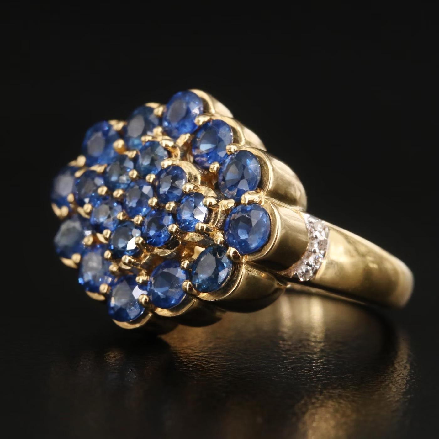 Italienischer Designer-Ring  -  AMAYANI -  IN ITALIEN GEFERTIGT

NEU MIT TAGS, Tag Preis $8500

6,1 CWT Diamant (G / VS) und Ceylon Blue Sapphire, alle natürlichen und ausgezeichnete Qualität (Diamant 0,1 CT / Sapphire 6 CT)

18K Gelbgold,