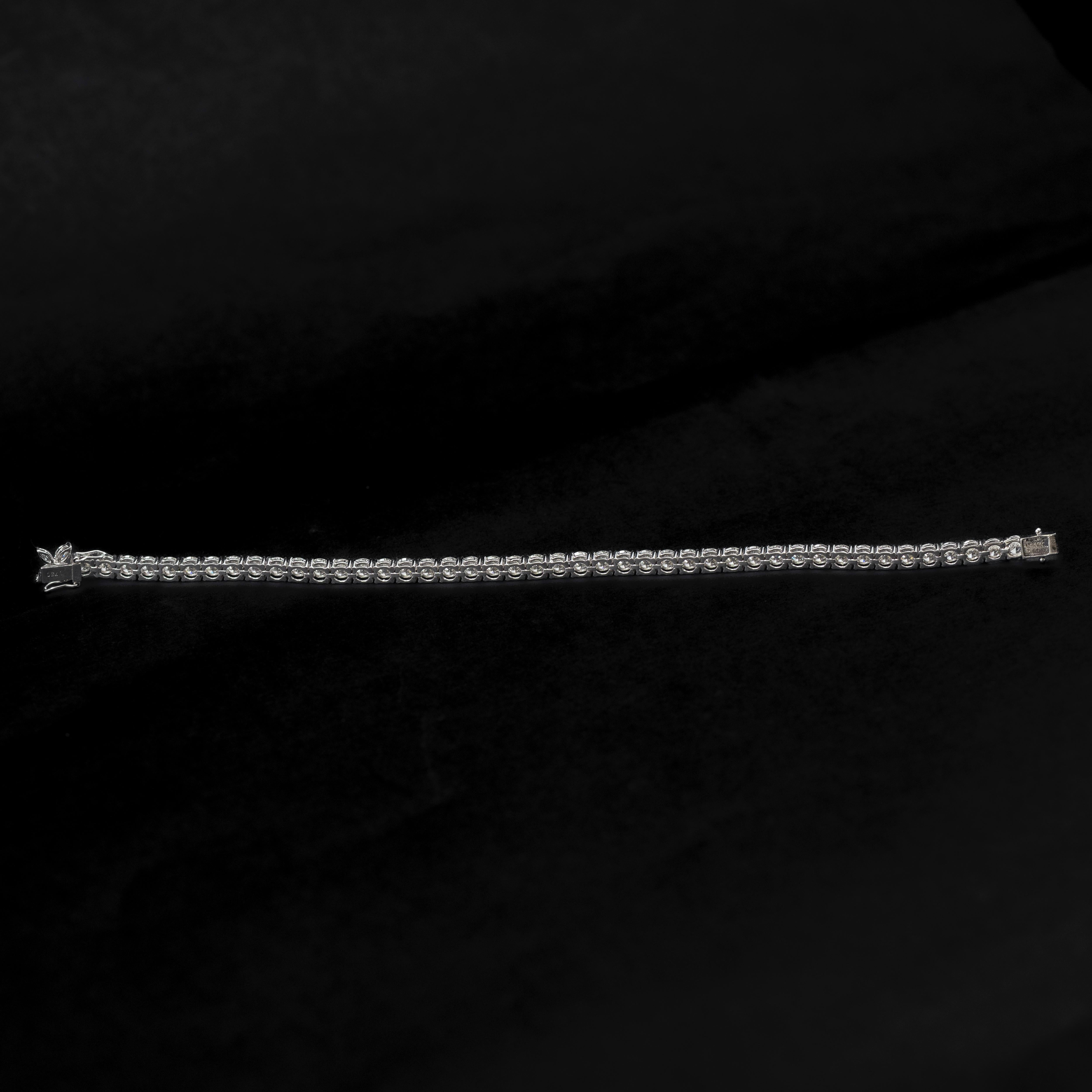 Bracciale con diamanti della linea Riviere in oro bianco 18 carati, contemporaneo, 21° secolo. Un classico contemporaneo con un tocco di fascino poetico: questo braccialetto tennis con diamanti in oro bianco 18 carati offre un'eleganza senza tempo