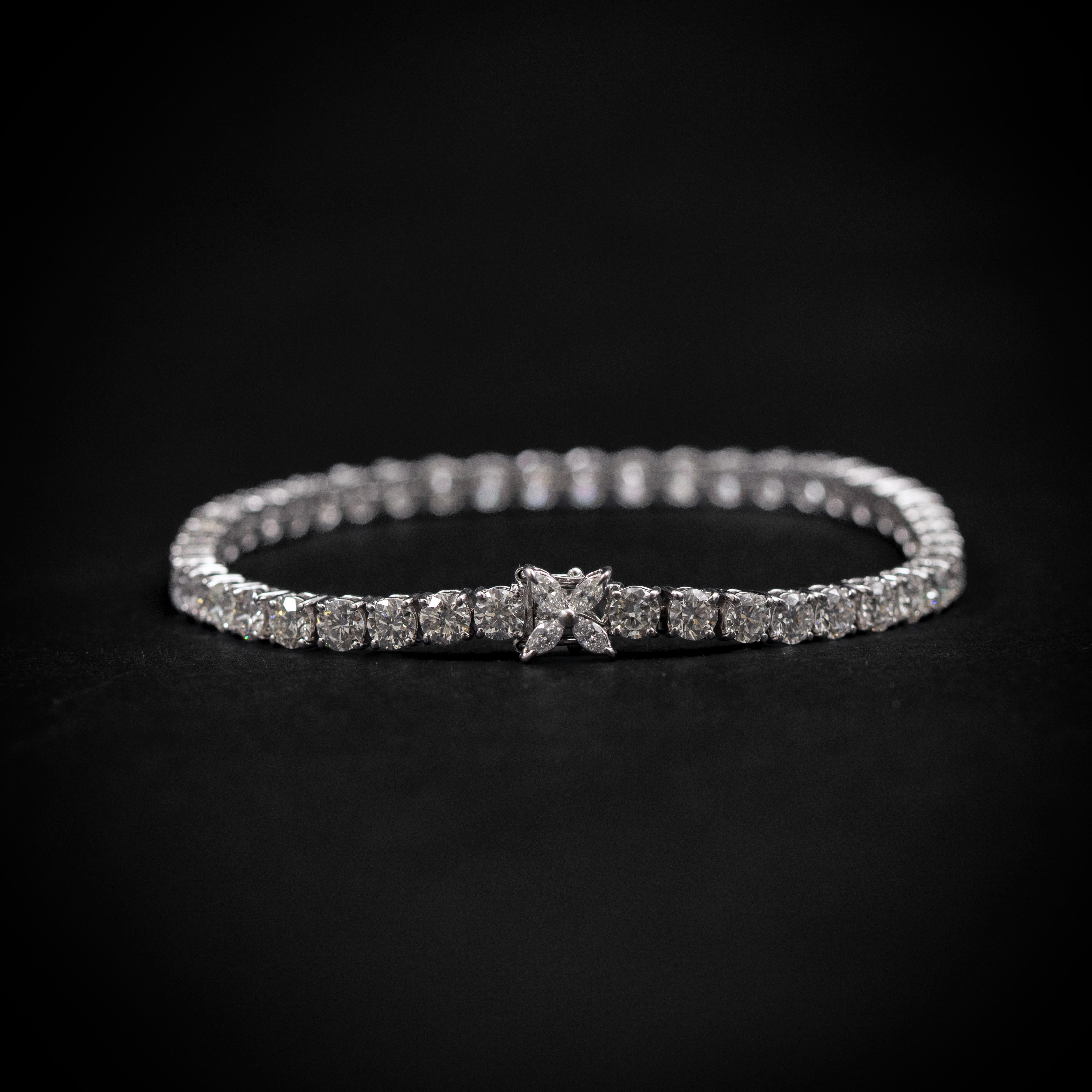 Contemporaneo Bracciale floreale con diamanti 8,50 carati della linea Riviere, chiusura floreale in oro bianco 18 carati in vendita