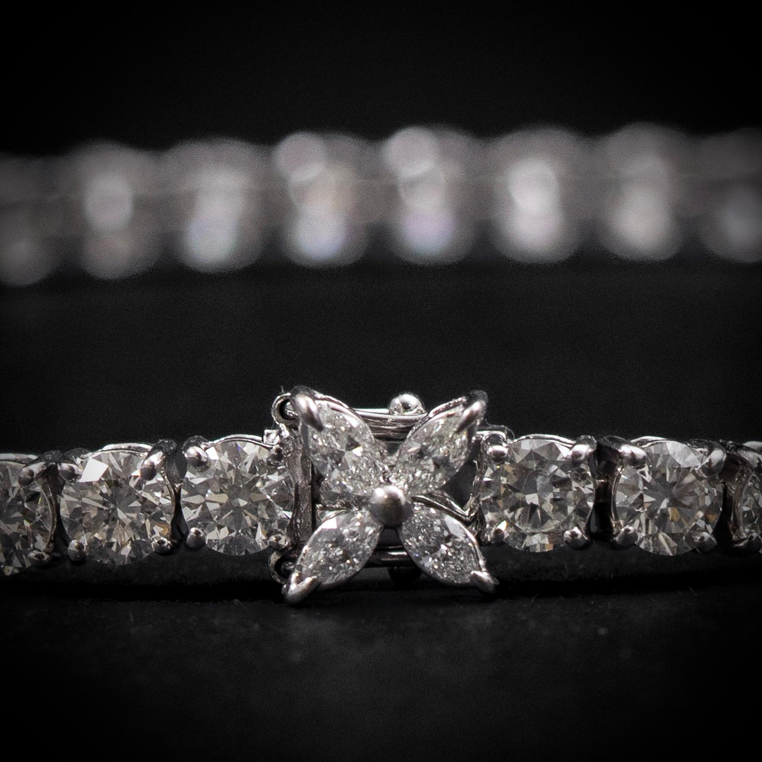Taglio rotondo Bracciale floreale con diamanti 8,50 carati della linea Riviere, chiusura floreale in oro bianco 18 carati in vendita