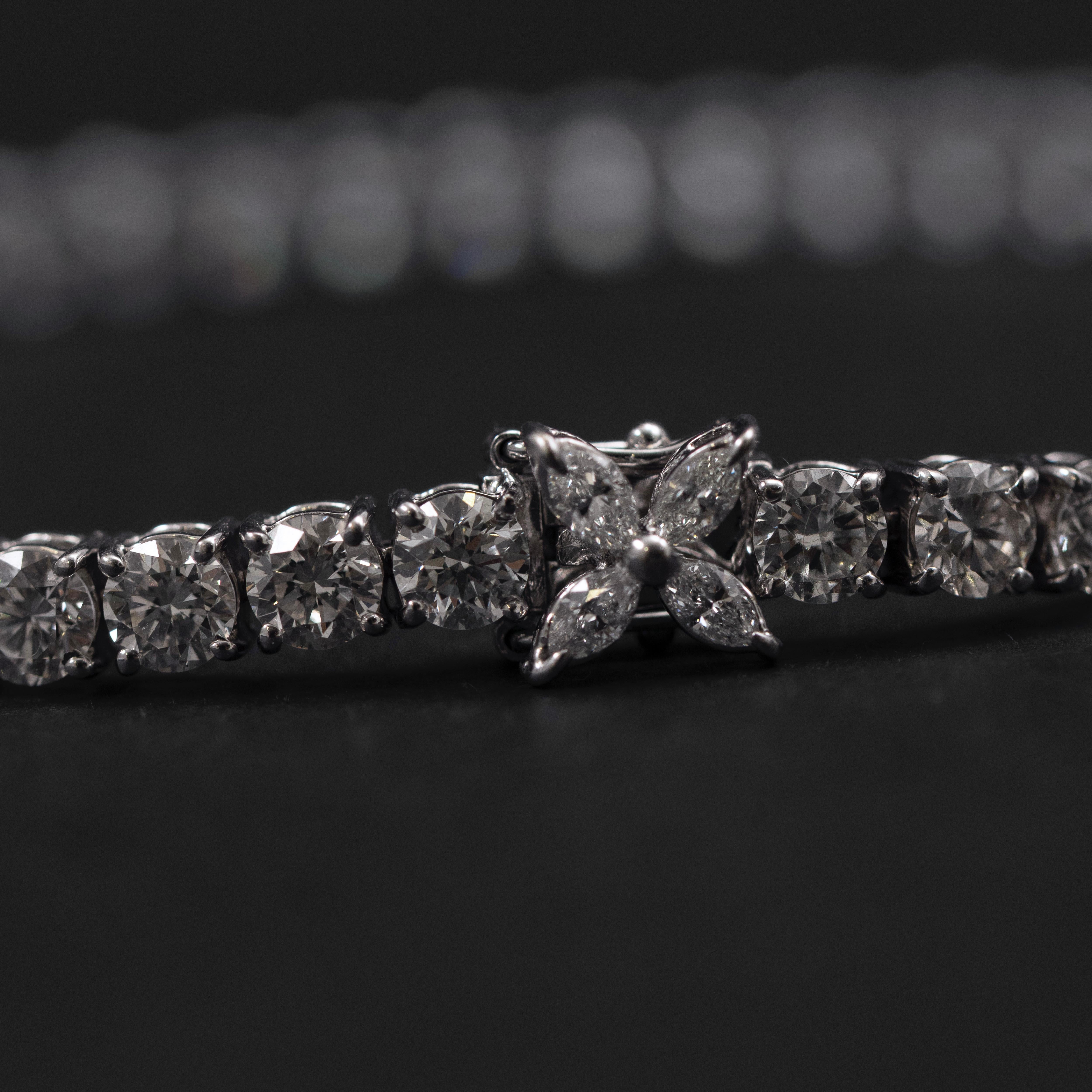 Bracciale floreale con diamanti 8,50 carati della linea Riviere, chiusura floreale in oro bianco 18 carati In condizioni buone in vendita a Lisbon, PT