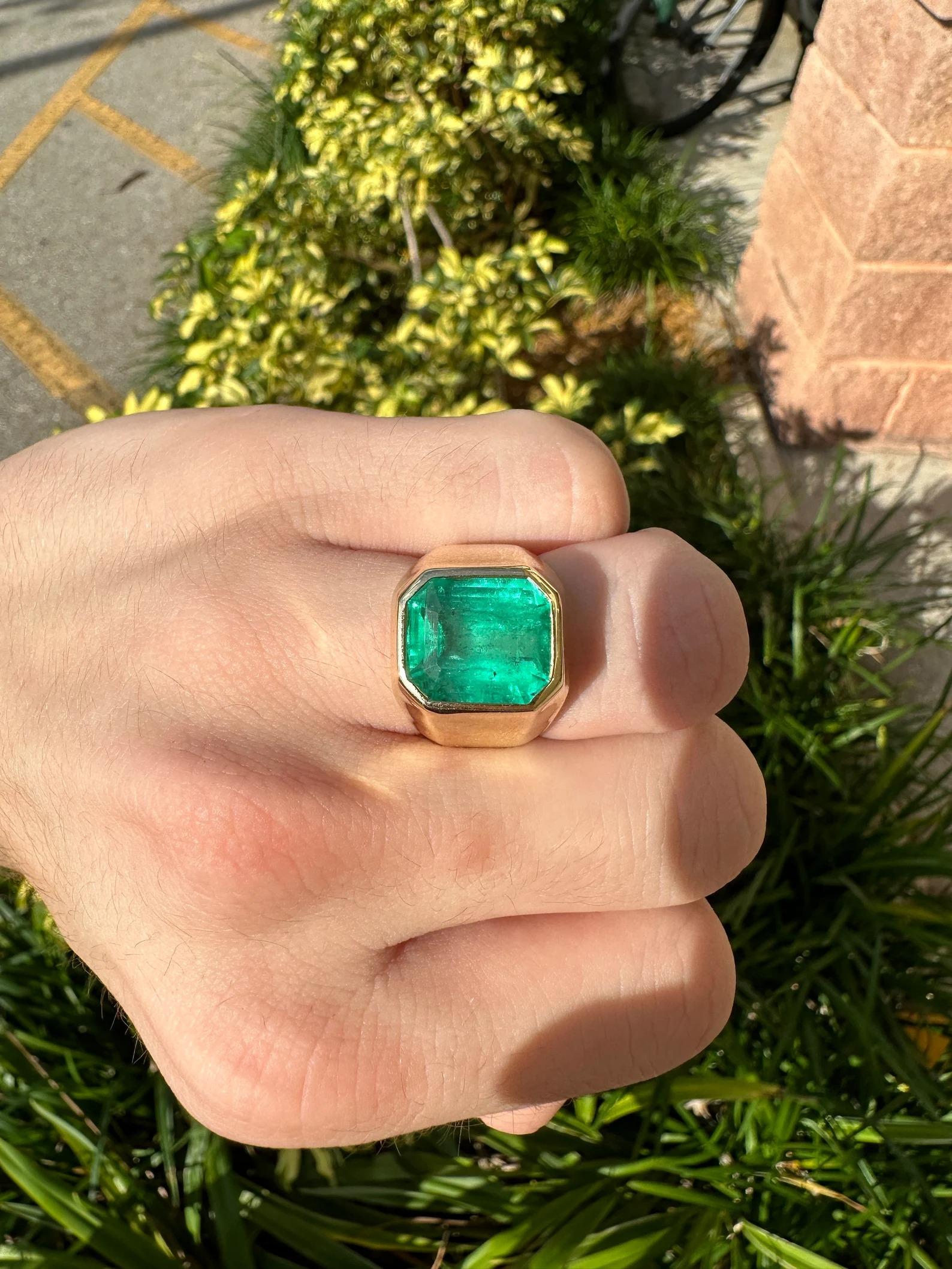 8.51 Carat AAA Top Quality Huge Colombian Emerald Unisex Gypsy Ring 18K In New Condition For Sale In Jupiter, FL