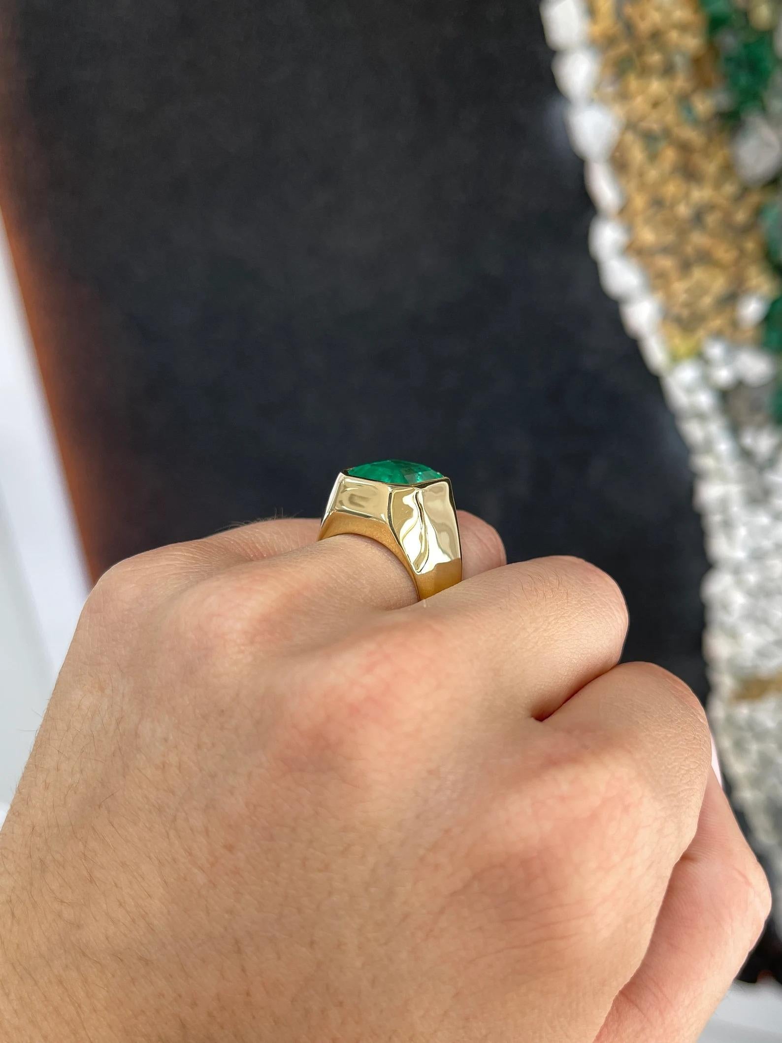 Emerald Cut 8.51 Carat AAA Top Quality Huge Colombian Emerald Unisex Gypsy Ring 18K For Sale