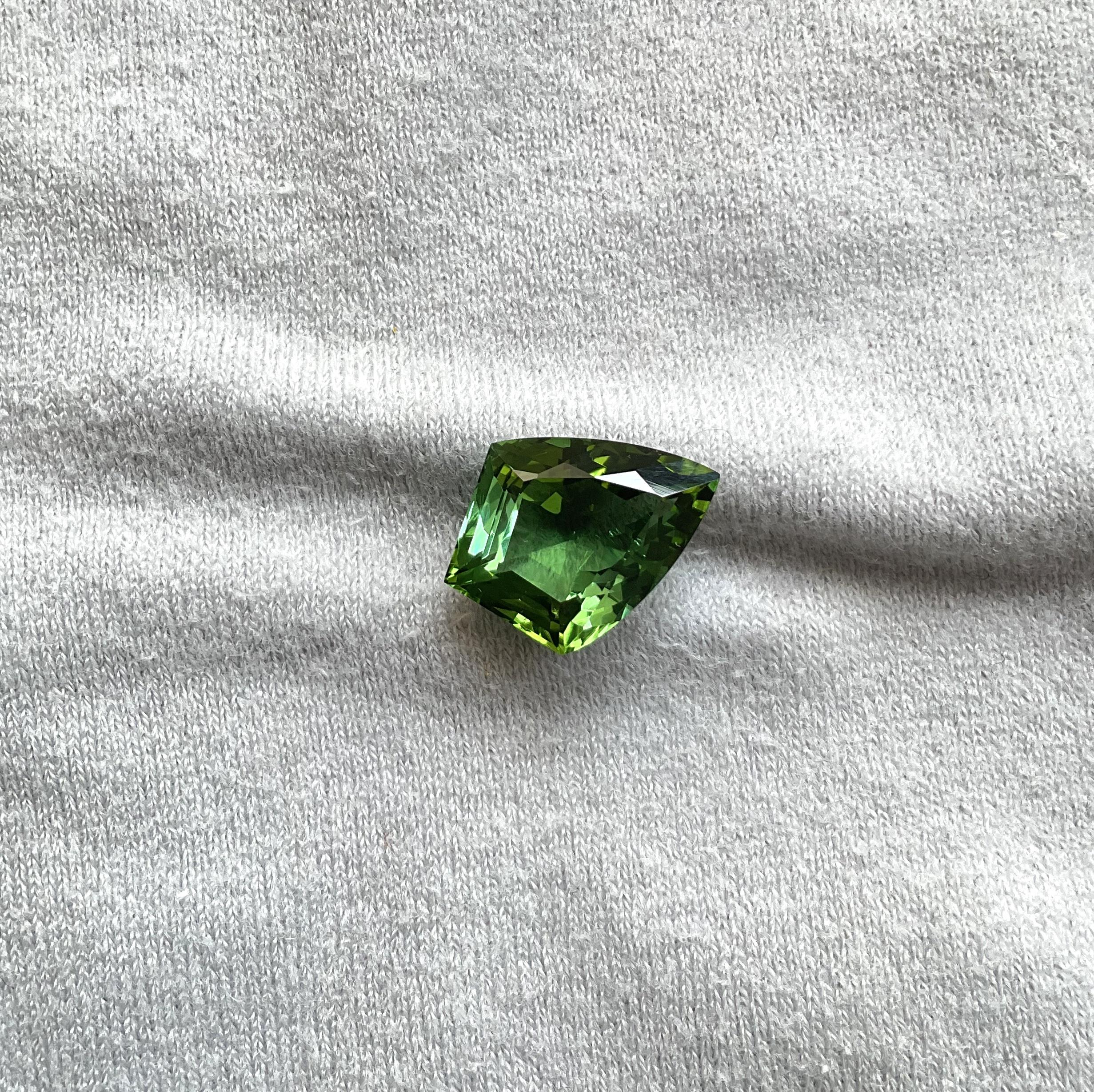 8.51 Carats Fine Green Tourmaline Shield Cutstone Fine Jewelry Natural Gemstone For Sale 1