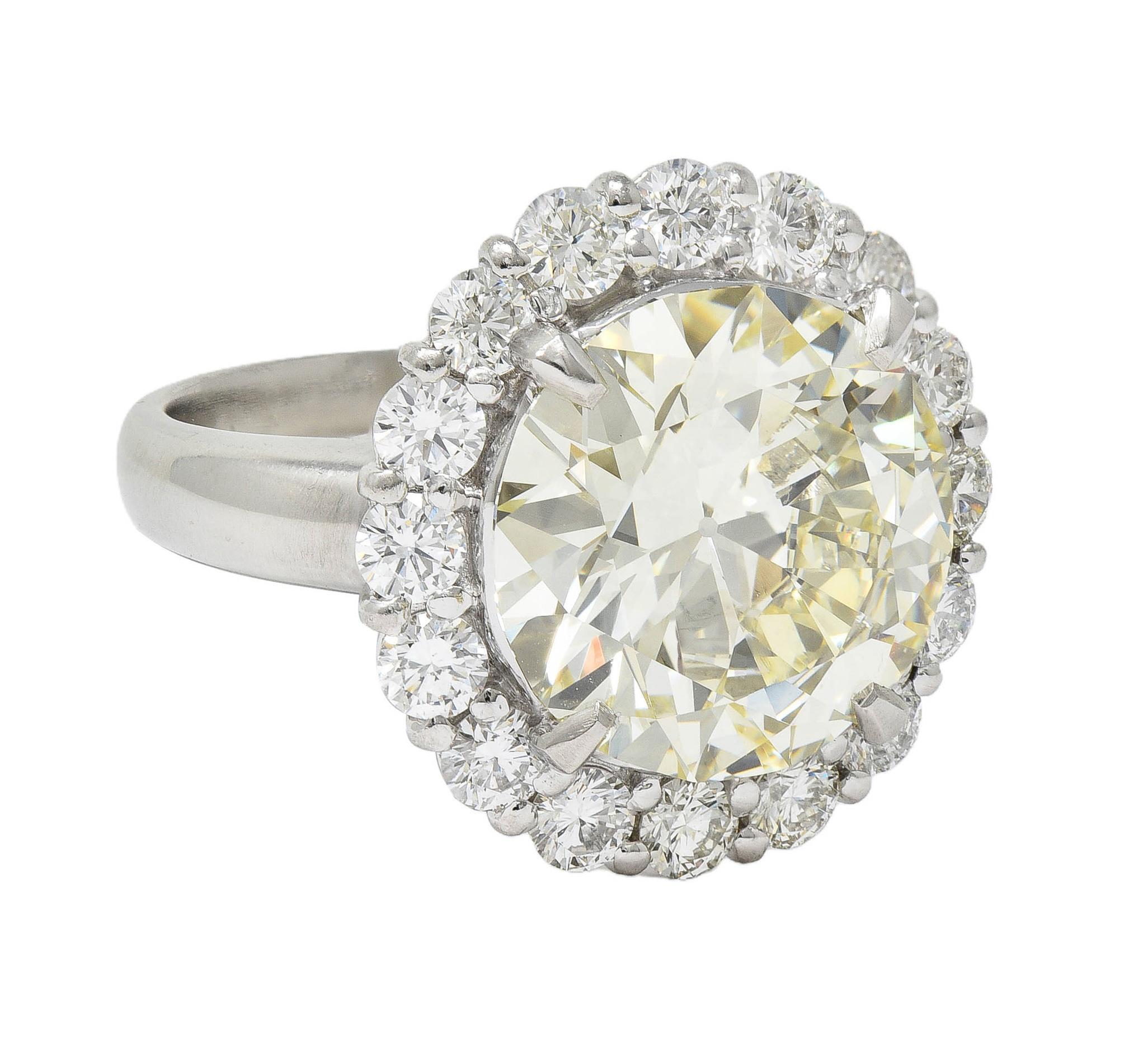 Centrado en un diamante talla europea antigua de 6,91 quilates - color U/V con claridad VS1
Engastado con garras en forma de garra con un halo de diamantes redondos brillantes y de talla de transición
Peso total aproximado de 1,60 quilates - Color