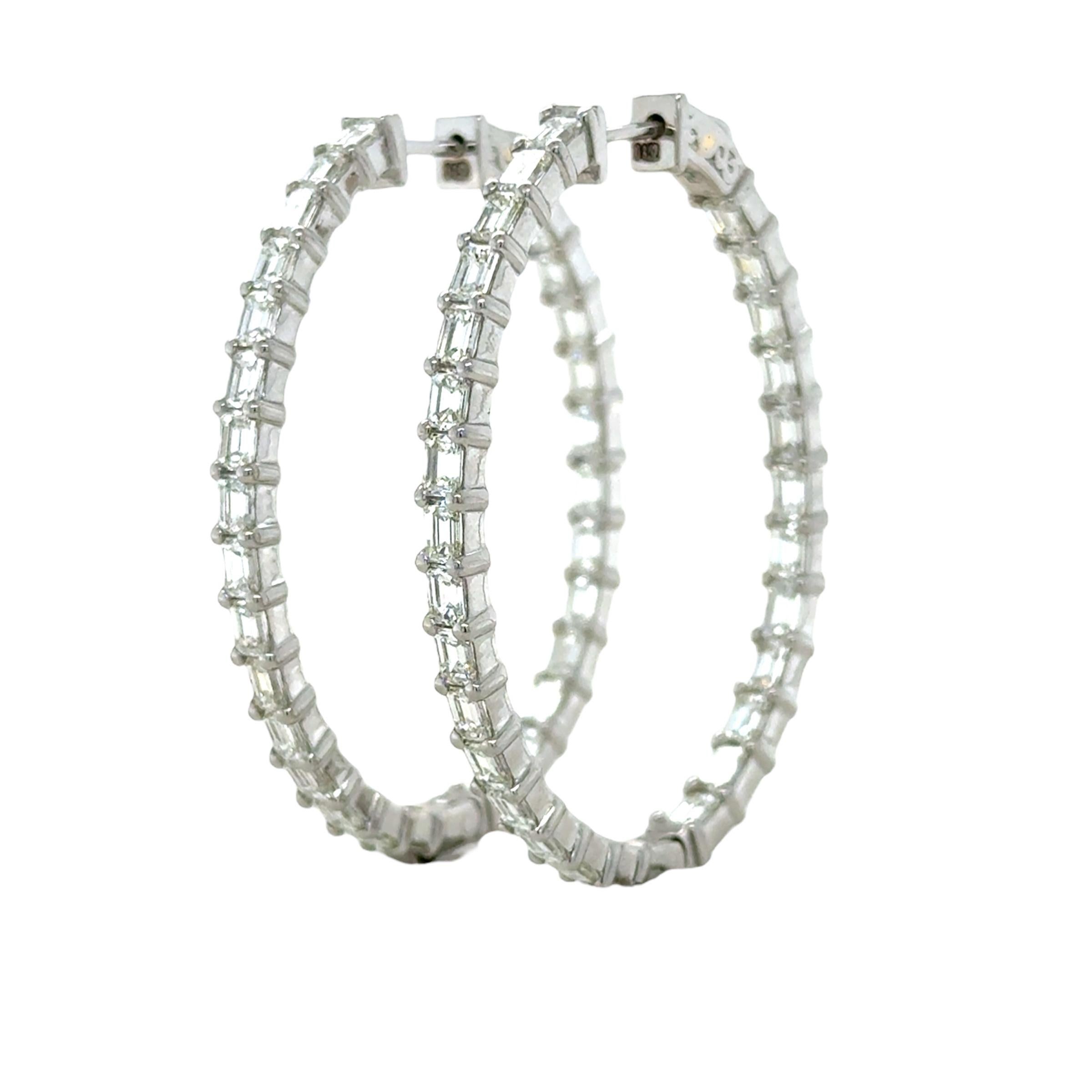Con un diseño elegante y moderno, estos pendientes de aro contienen 56 diamantes talla esmeralda con un peso total aproximado de 8,52 quilates, en un diseño de adentro hacia afuera.

Medidas:  1 7/8 pulgadas de largo
Sello: D 8.52 PLANO
Metal:
