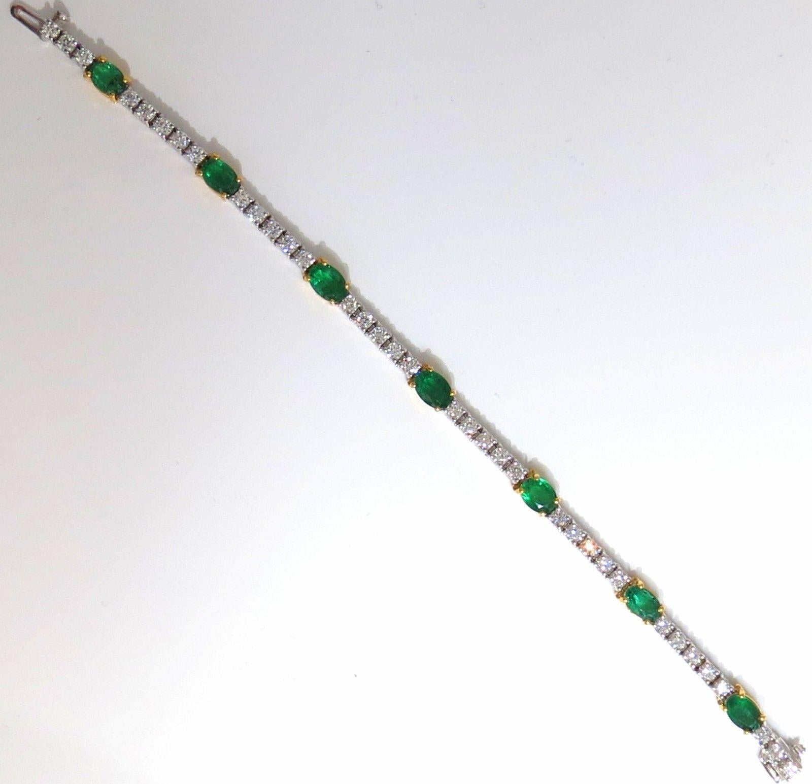 Oval Cut 8.52 Carat Natural Emeralds and Diamonds Tennis Bracelet 14 Karat Zambia Greens
