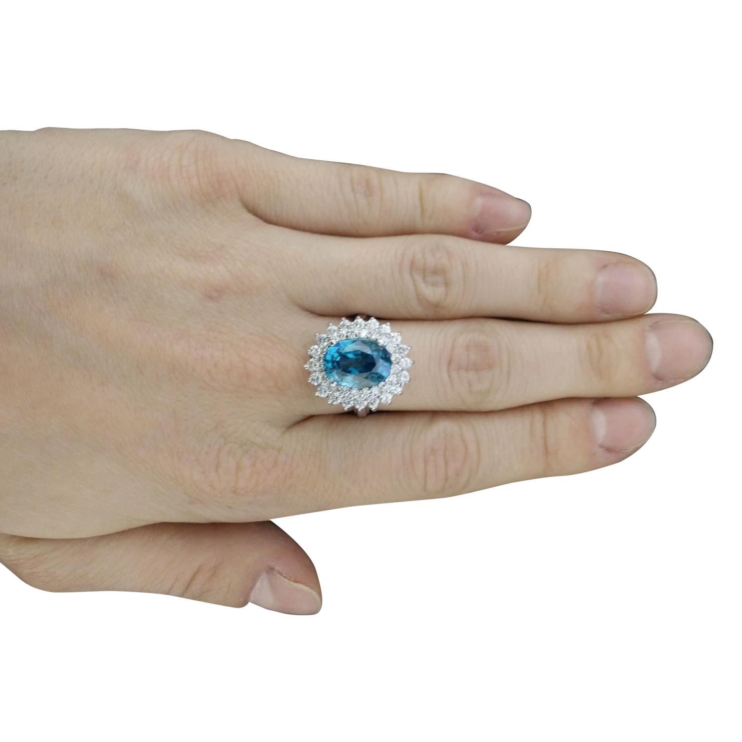8.52 Carat Natural Zircon 14 Karat Solid White Gold Diamond Ring Pour femmes en vente