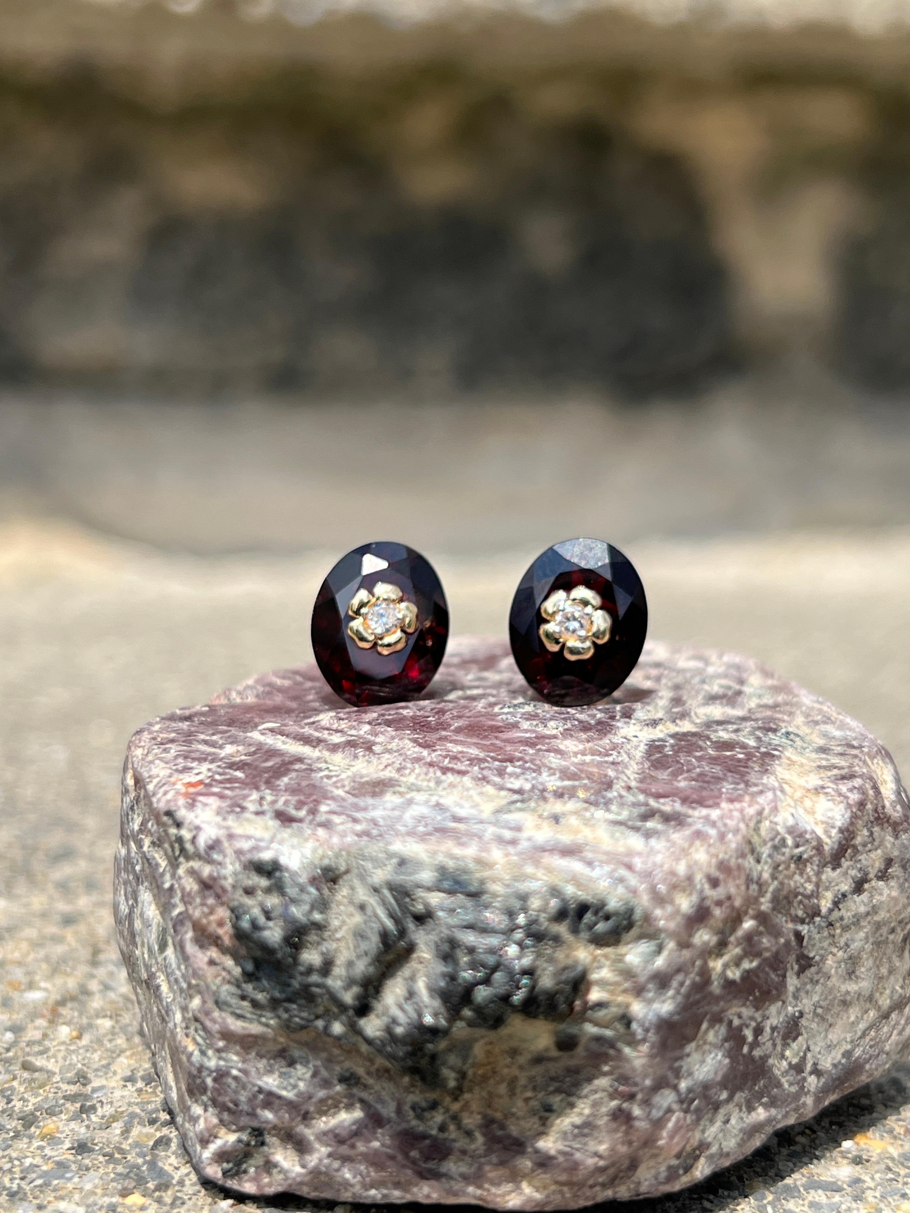 8,52 Karat ovale Granat- und Diamant-Ohrringe aus Gelbgold 2