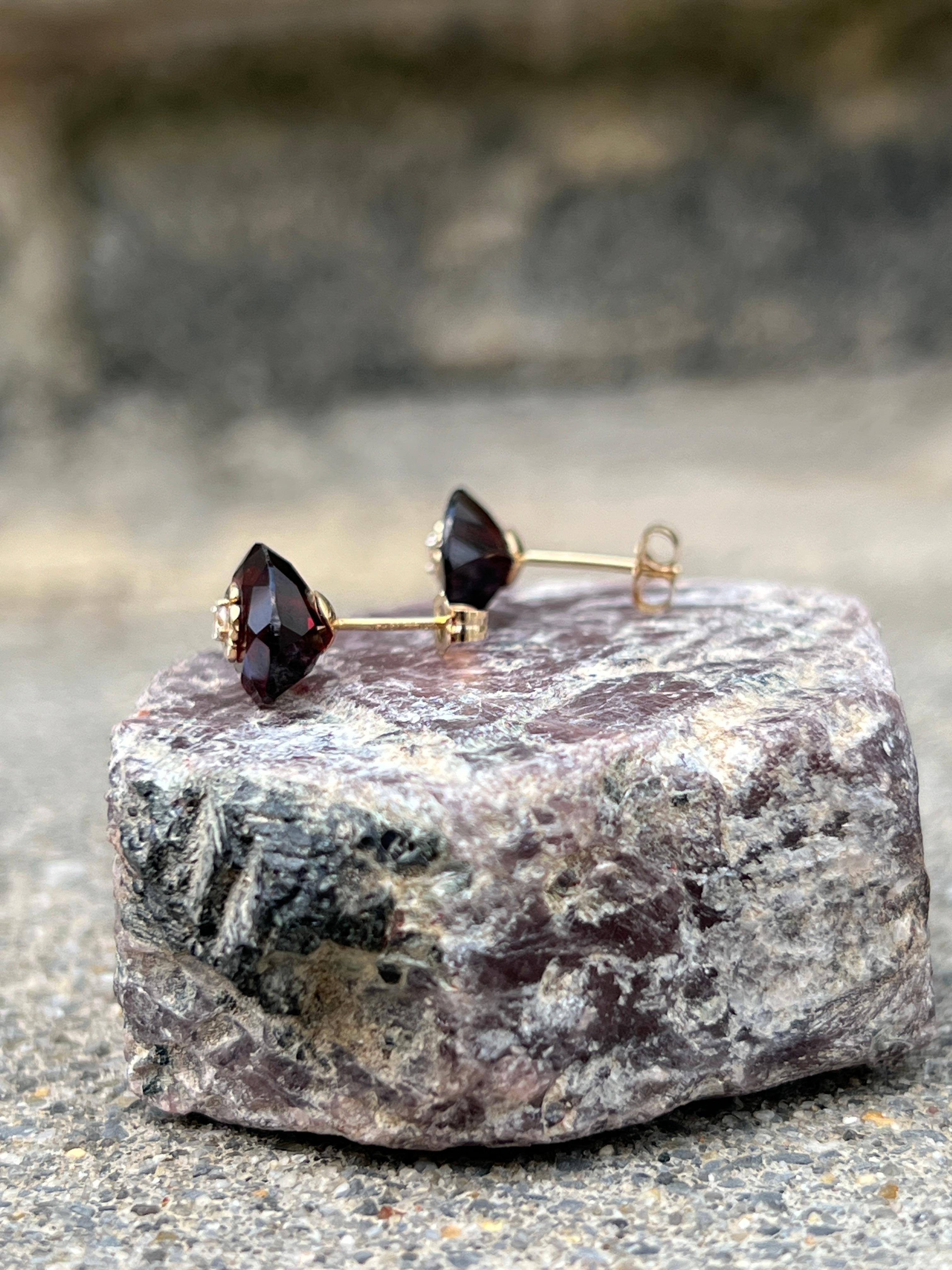 8,52 Karat ovale Granat- und Diamant-Ohrringe aus Gelbgold 3