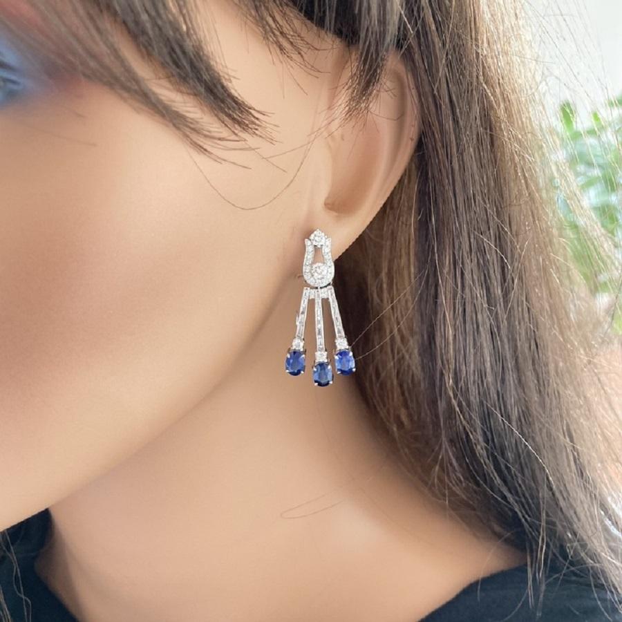 Taille ovale Boucles d'oreilles en or blanc 18 carats avec saphir bule de forme ovale de 8,52 carats et diamants en vente