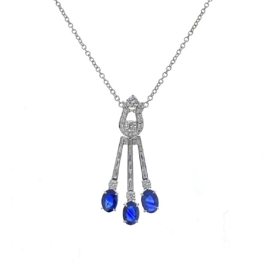 Boucles d'oreilles en or blanc 18 carats avec saphir bule de forme ovale de 8,52 carats et diamants Neuf - En vente à Chicago, IL