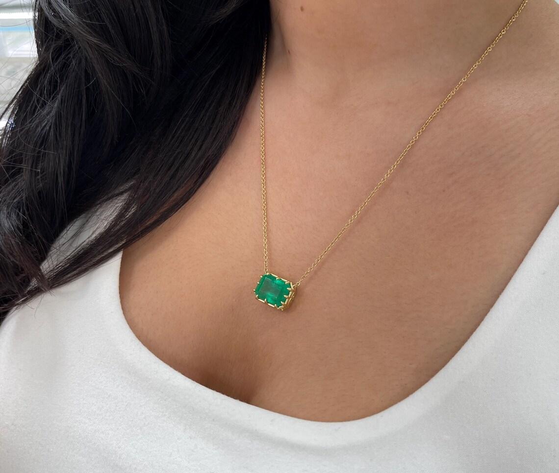 Collier à pendentifs en émeraude colombienne de 8,52 carats d'un vert riche dans un style vintage en vente 4