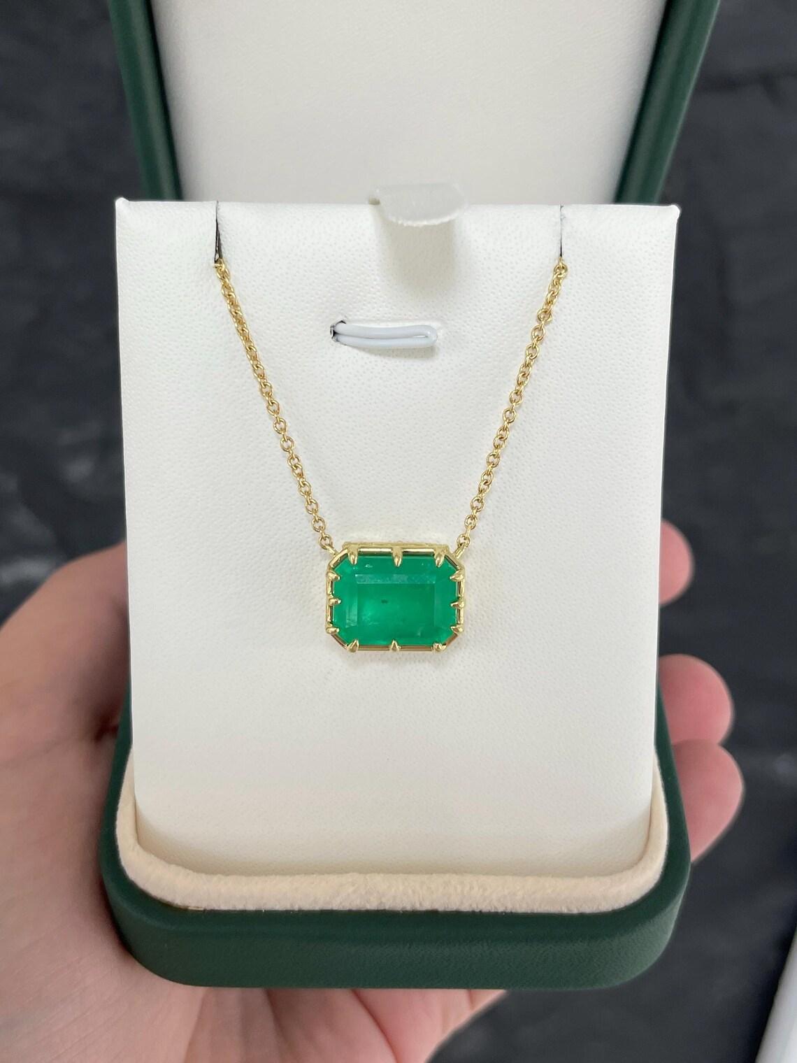 Moderne Collier à pendentifs en émeraude colombienne de 8,52 carats d'un vert riche dans un style vintage en vente
