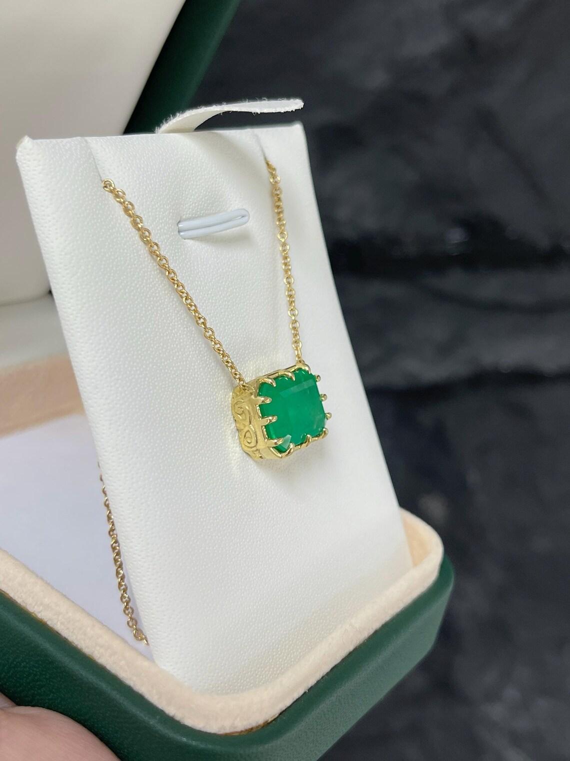 Taille émeraude Collier à pendentifs en émeraude colombienne de 8,52 carats d'un vert riche dans un style vintage en vente