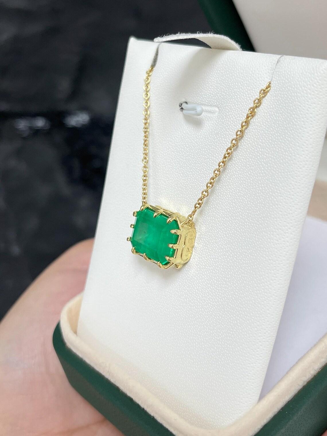 Collier à pendentifs en émeraude colombienne de 8,52 carats d'un vert riche dans un style vintage Neuf - En vente à Jupiter, FL