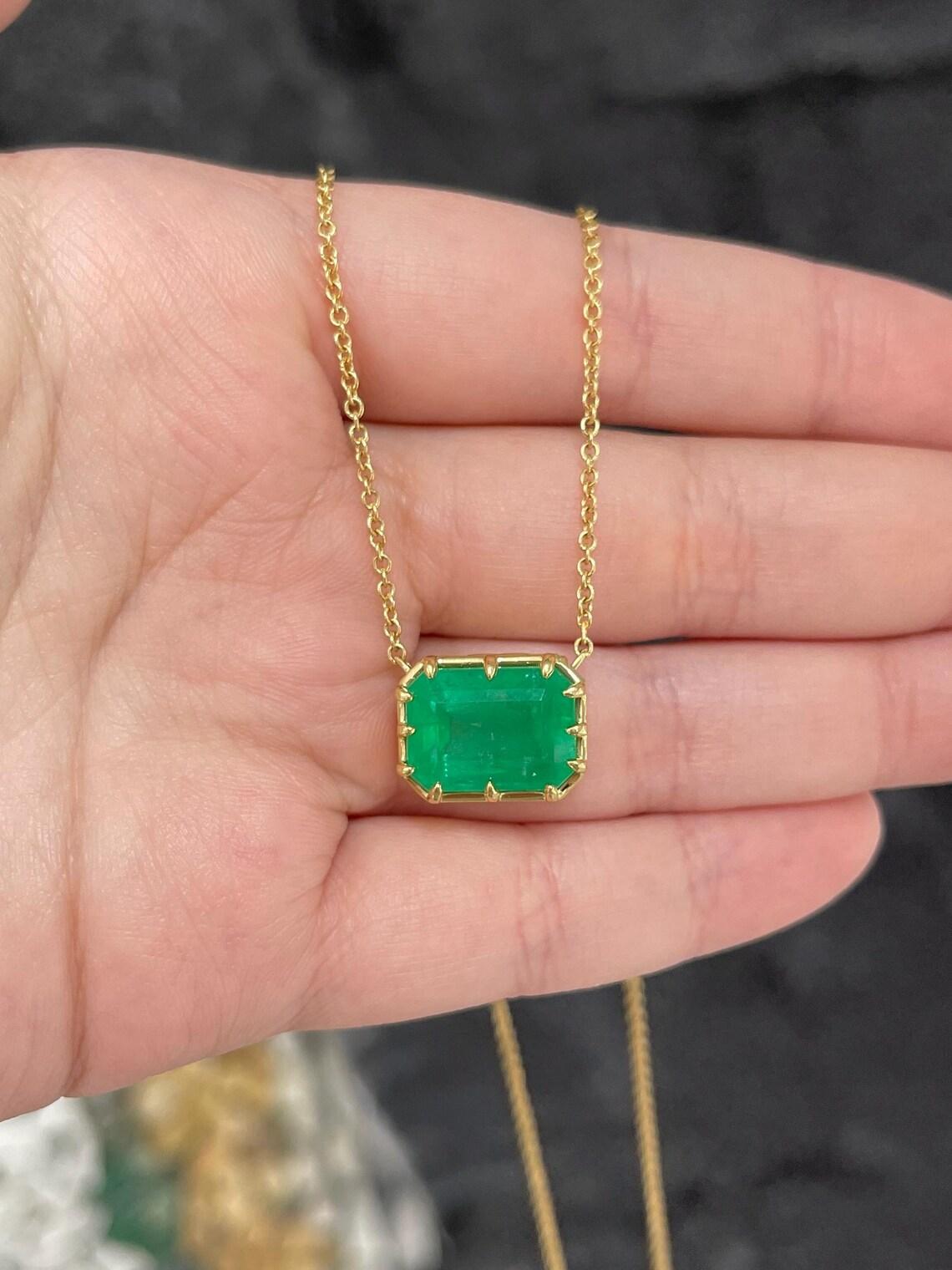 Collier à pendentifs en émeraude colombienne de 8,52 carats d'un vert riche dans un style vintage Pour femmes en vente