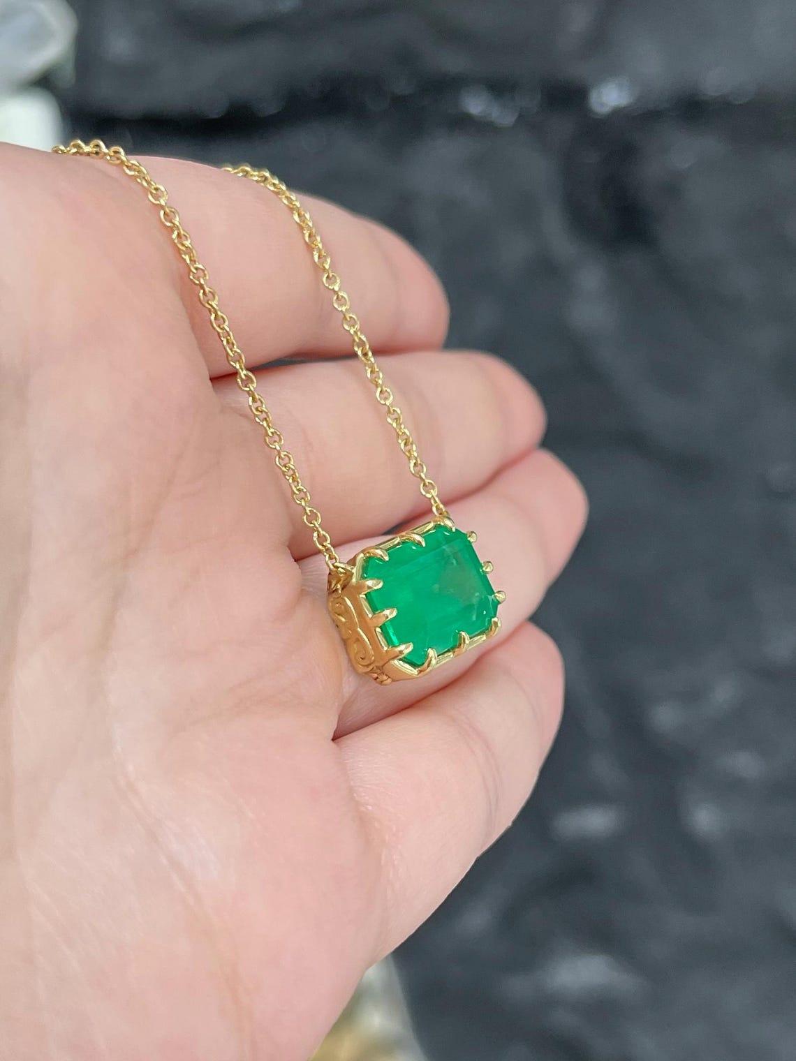 Collier à pendentifs en émeraude colombienne de 8,52 carats d'un vert riche dans un style vintage en vente 1