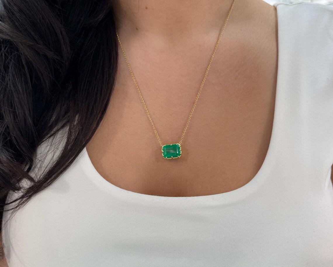 Collier à pendentifs en émeraude colombienne de 8,52 carats d'un vert riche dans un style vintage en vente 2