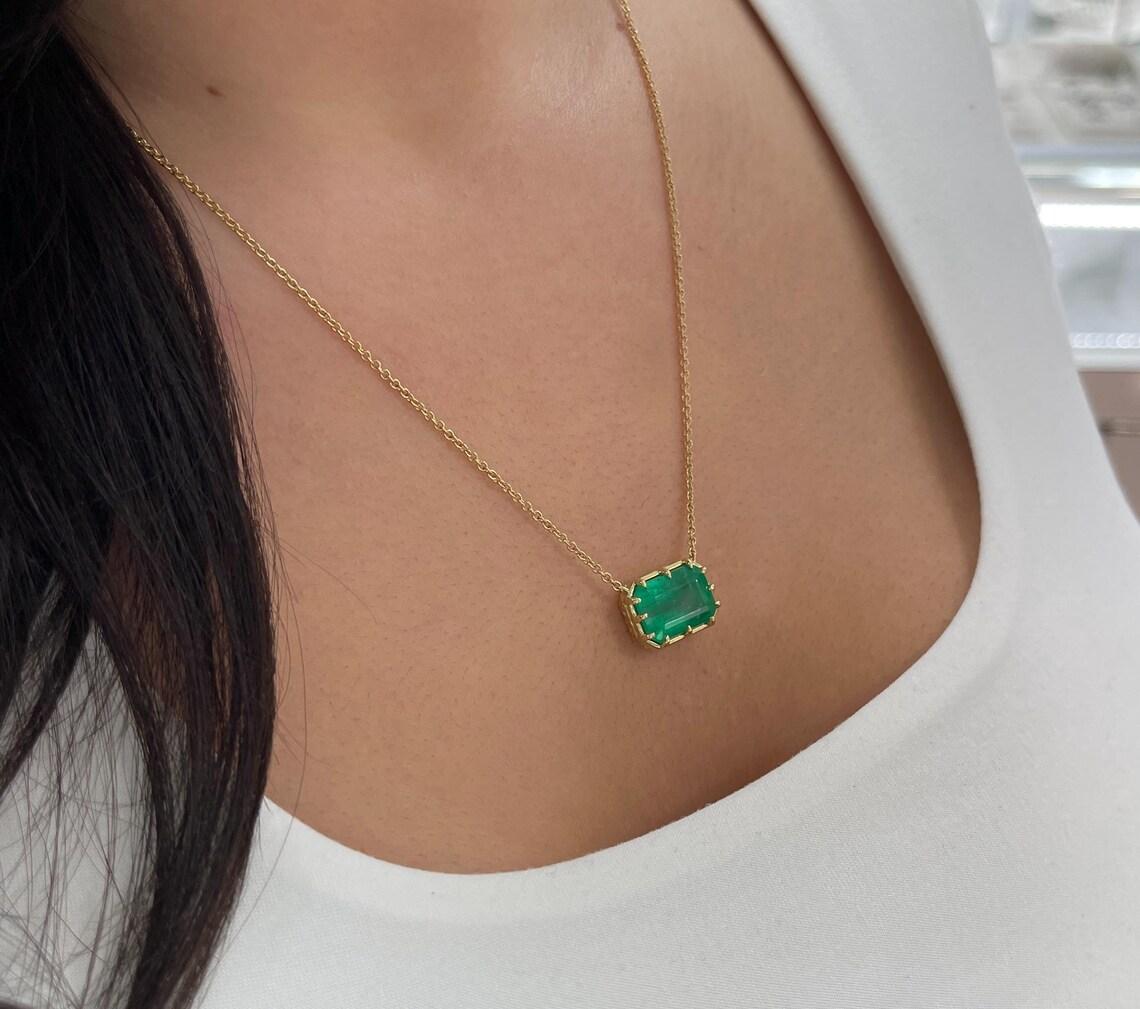 Collier à pendentifs en émeraude colombienne de 8,52 carats d'un vert riche dans un style vintage en vente 3