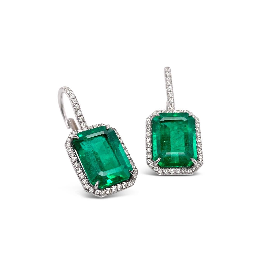 8,52 Karat 'Gesamtgewicht' Smaragd und Diamant Halo Platin-Tropfen-Ohrringe (Smaragdschliff) im Angebot
