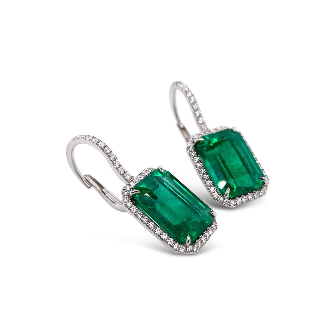 8,52 Karat 'Gesamtgewicht' Smaragd und Diamant Halo Platin-Tropfen-Ohrringe im Zustand „Hervorragend“ im Angebot in Delray Beach, FL