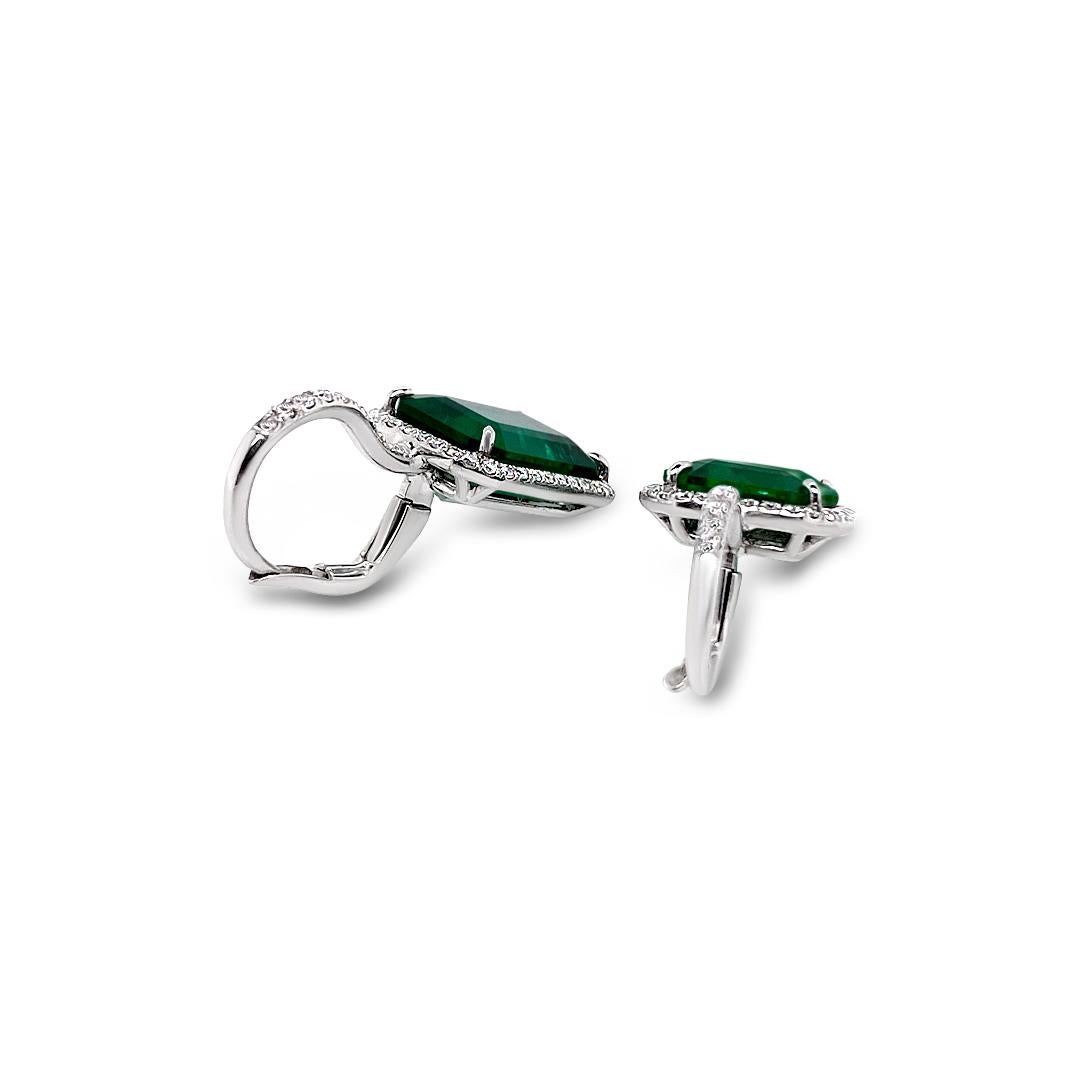 8,52 Karat 'Gesamtgewicht' Smaragd und Diamant Halo Platin-Tropfen-Ohrringe im Angebot 1