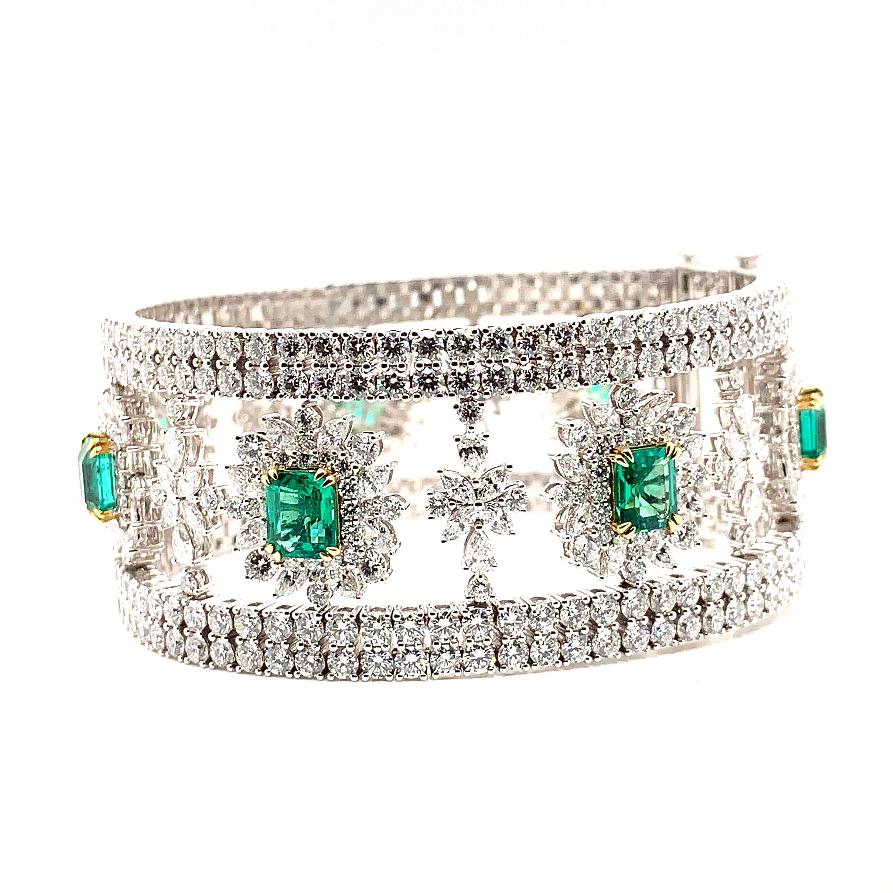 Contemporary 8.526 Carat Emerald Bracelet and Necklace in 18 Karat White Gold with Diamonds For Sale