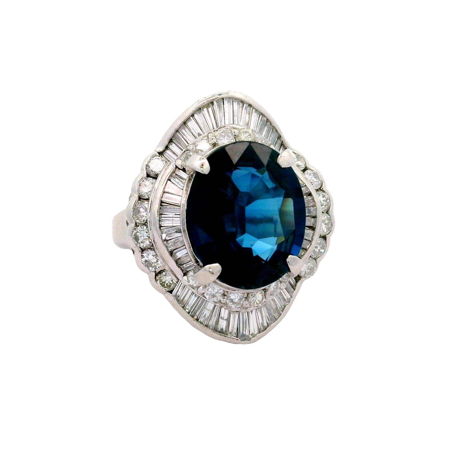 Cette magnifique bague de cocktail est ornée d'un saphir bleu ovale de 8,53 carats. Le bleu profond du saphir est élégamment encadré par 1,82 carats de diamants blancs taille mixte, qui en rehaussent l'éclat. Réalisée en platine, cette pièce au