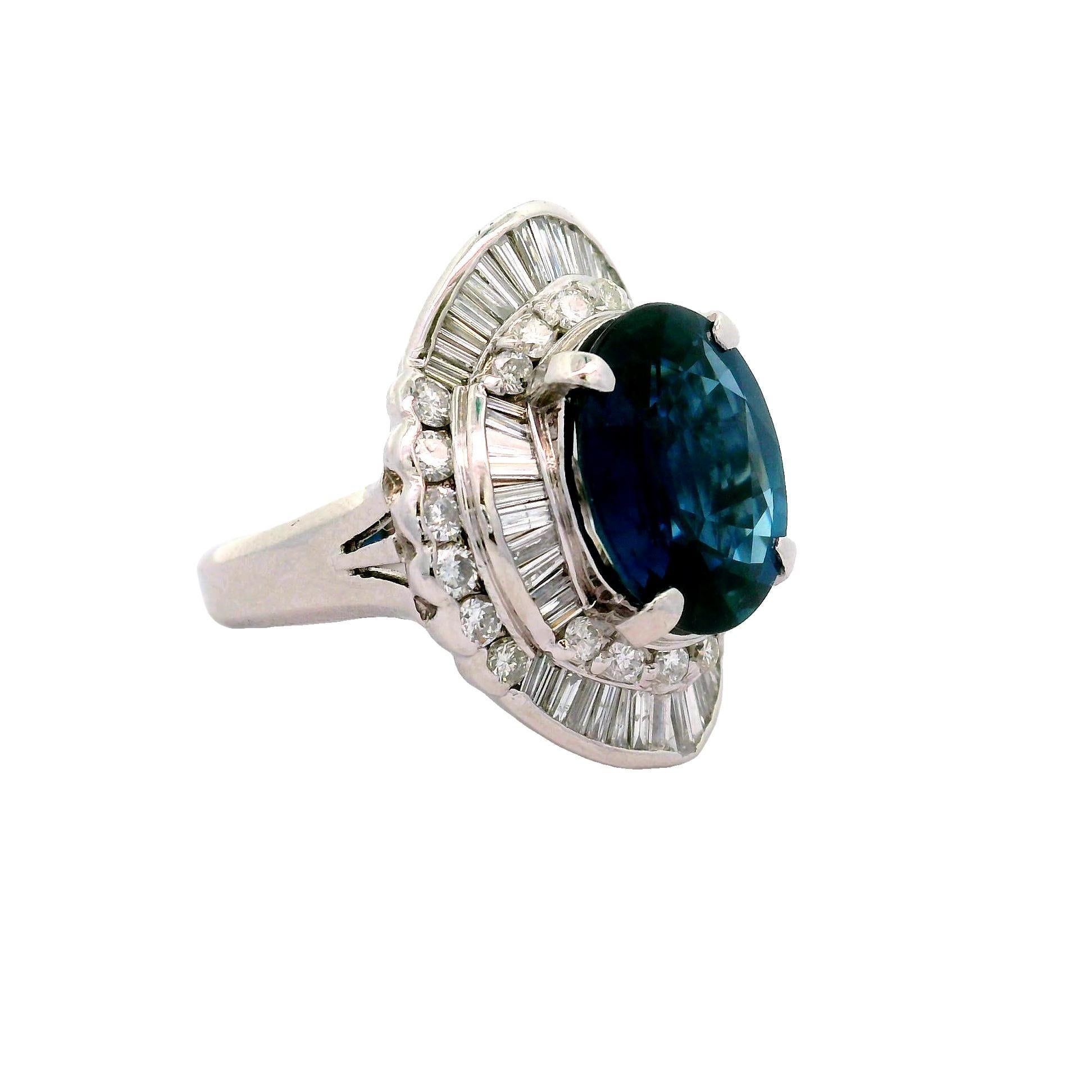 Taille ovale Bague ballerine en platine avec saphir bleu de 8,53 carats et diamants certifiés GIA en vente