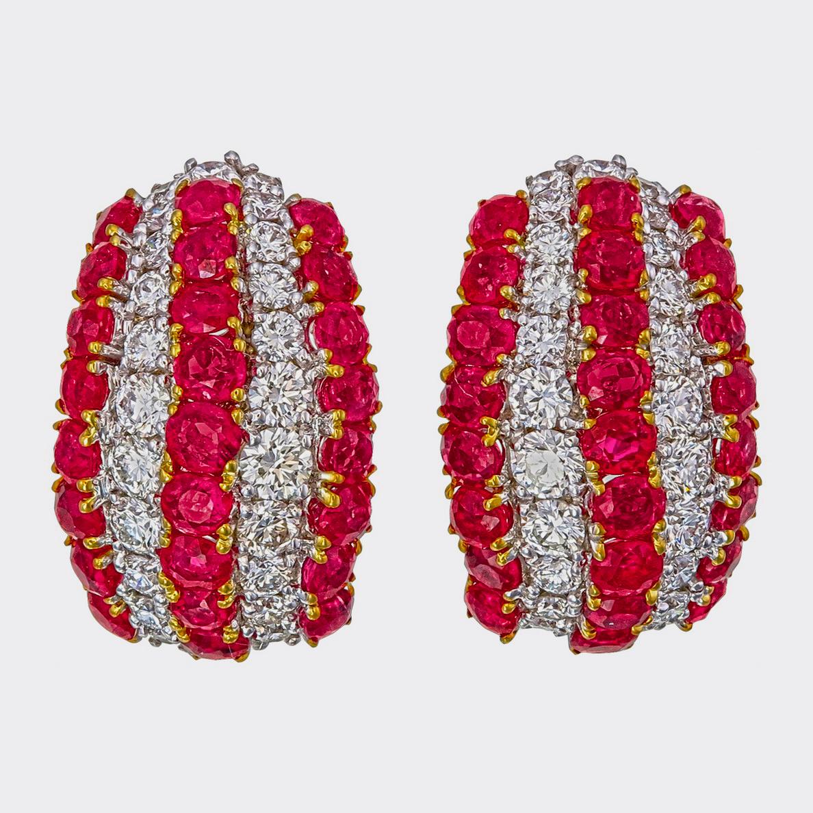 Un'eleganza classica per la tua collezione di gioielli con questi splendidi orecchini con rubini e diamanti di REWA jewels realizzati in oro bianco 18 carati.

Ci sono 50 rubini birmani senza alcun trattamento termico, per un peso totale di circa