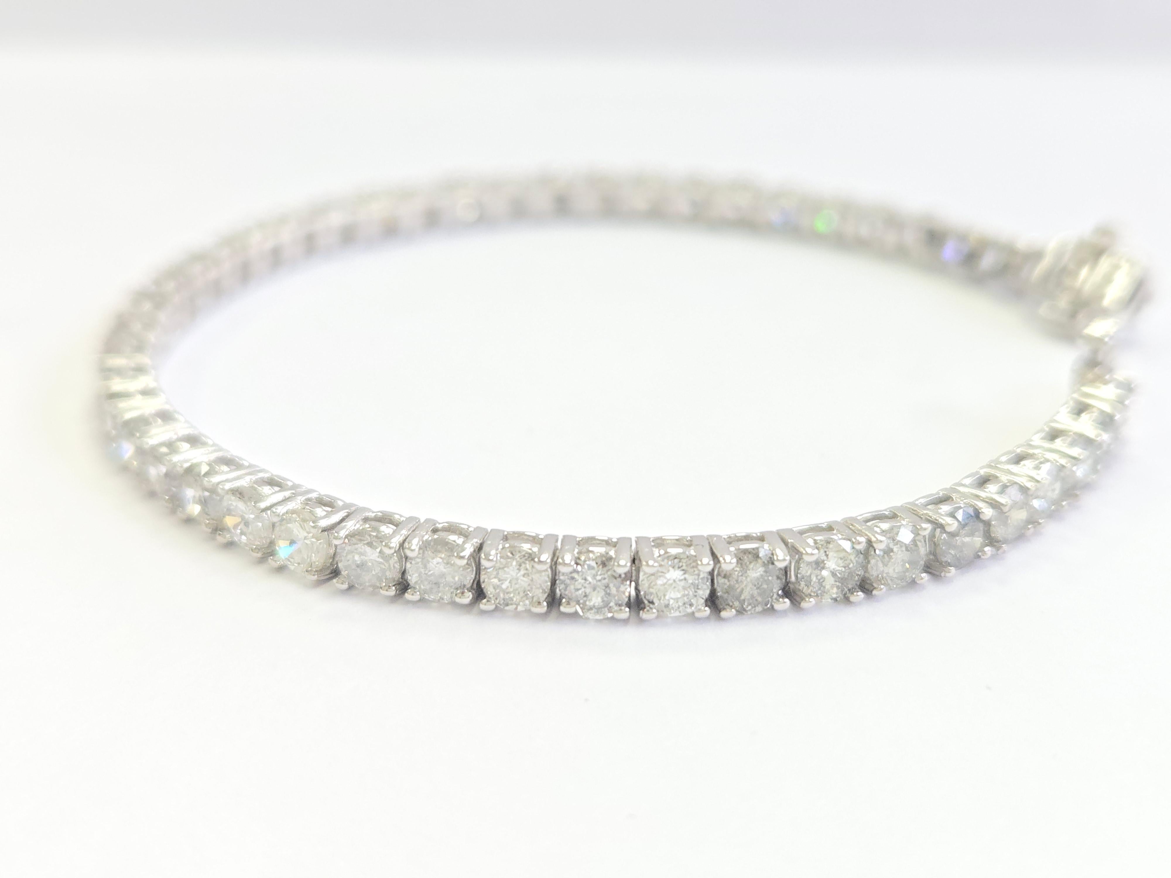 8,53 Karat Naturdiamant-Tennisarmband - 14K Weißgold

Dieses Tennisarmband ist ein schillerndes Statement für zeitlosen Luxus. 8,53 Karat runde, natürliche Diamanten im Brillantschliff sind sorgfältig in leuchtendes 14-karätiges Weißgold gefasst.