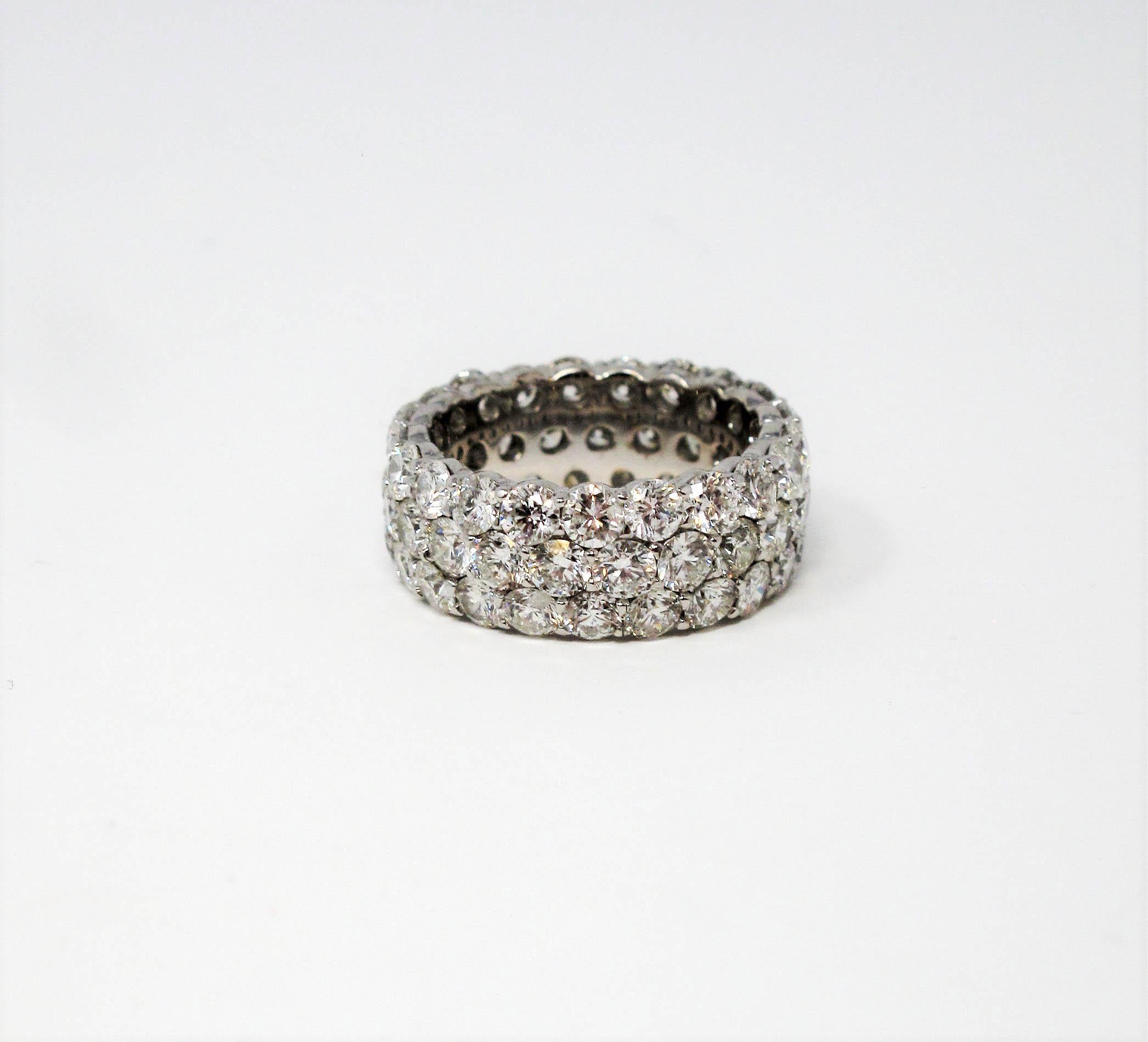 Une bague éternelle à plusieurs rangs de diamants étincelants. Cette incroyable bague présente un cercle complet de diamants ronds d'un blanc glacial qui brillent vraiment sous tous les angles. Le style large à trois rangées donne également une