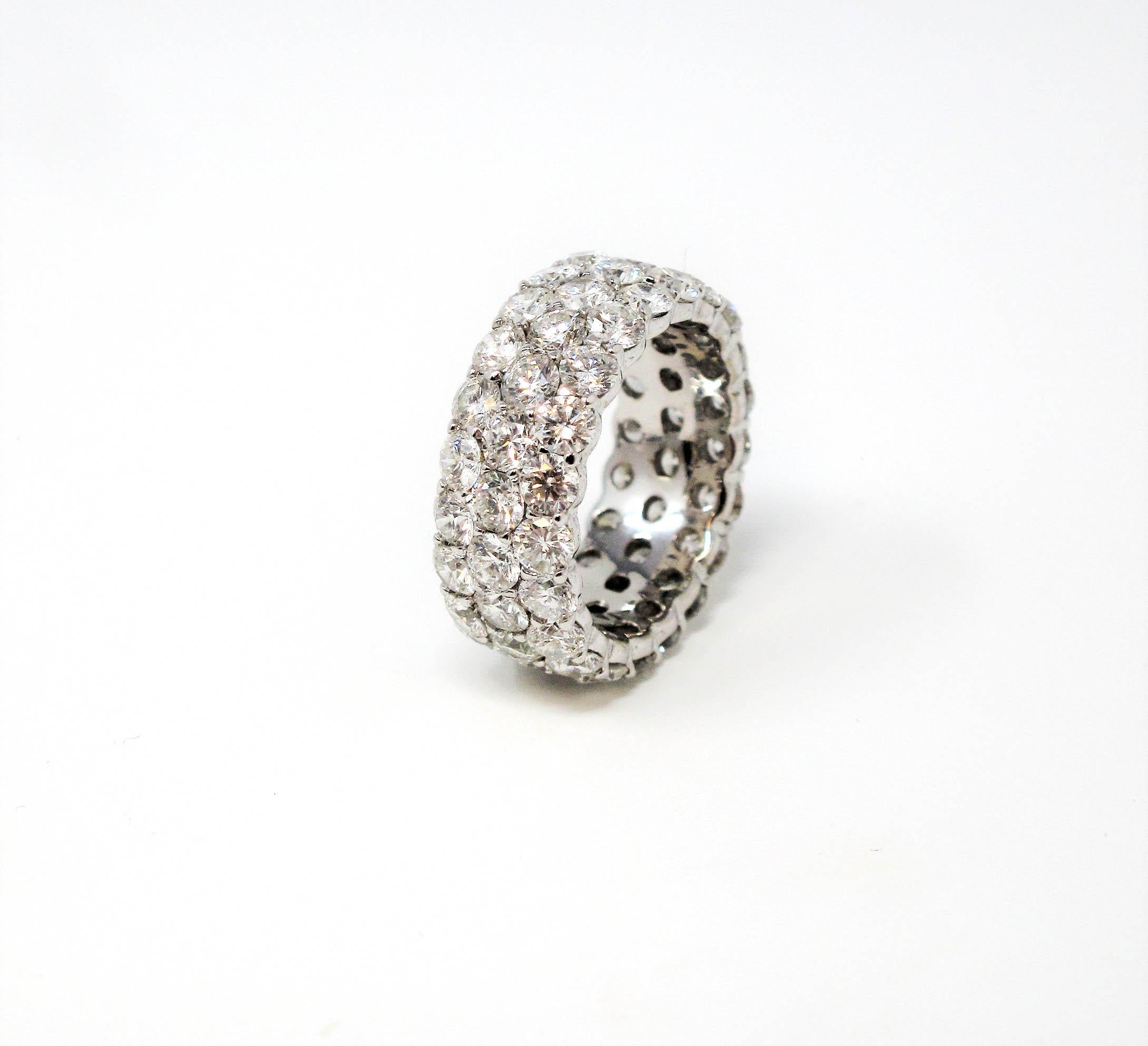 Contemporain Anneau d'éternité en or 14 carats à trois rangées de diamants ronds brillants de 8,53 carats en vente
