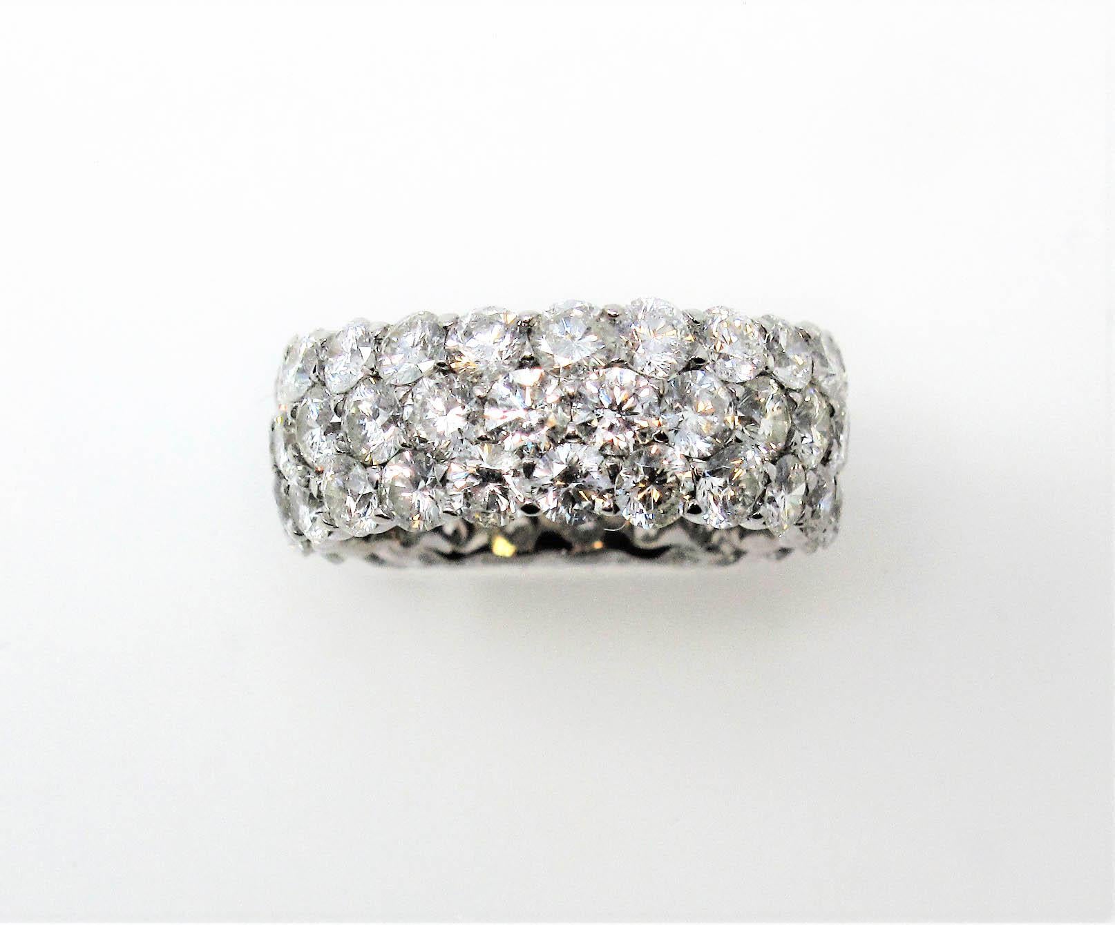 Taille ronde Anneau d'éternité en or 14 carats à trois rangées de diamants ronds brillants de 8,53 carats en vente