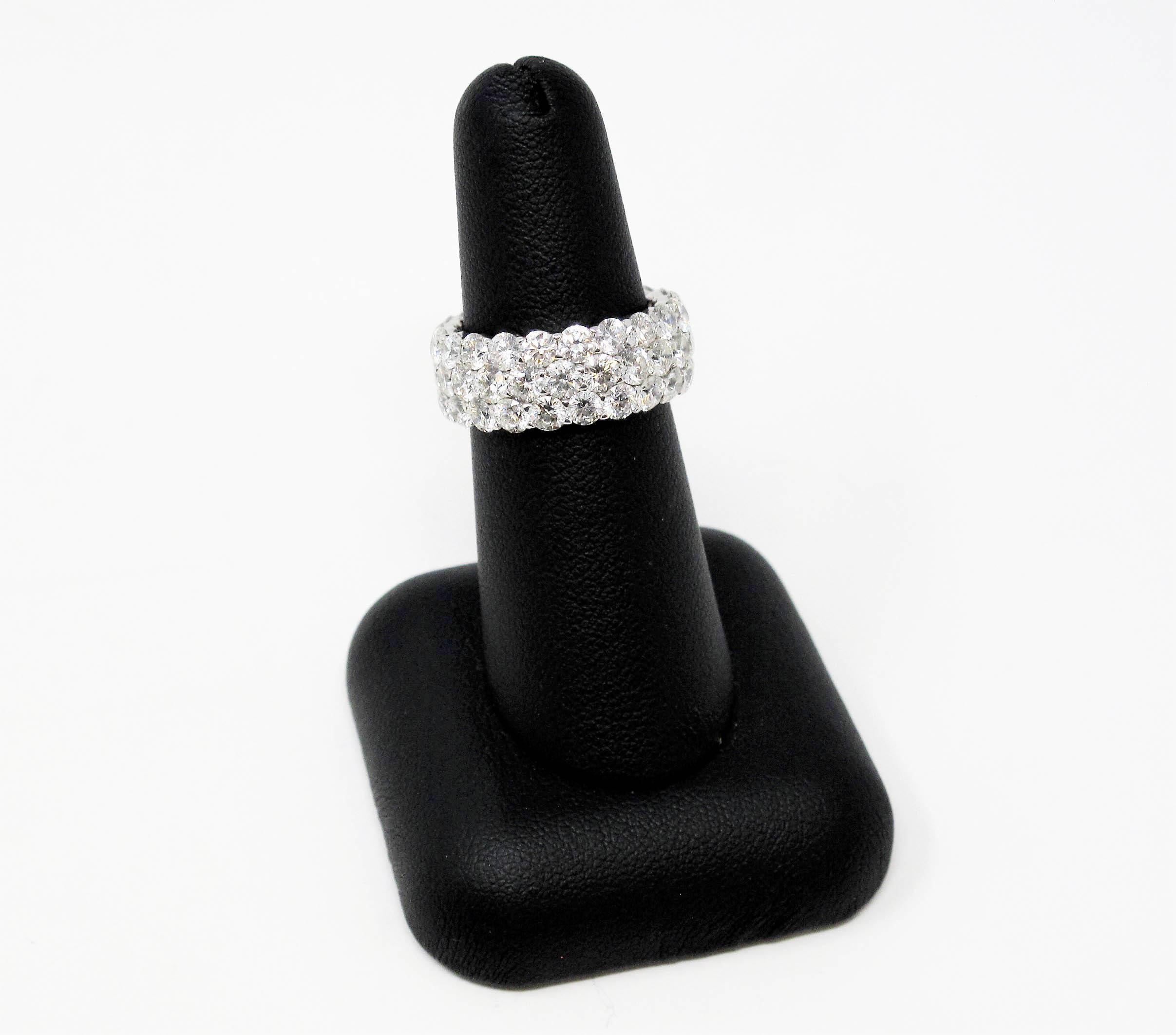 Anneau d'éternité en or 14 carats à trois rangées de diamants ronds brillants de 8,53 carats Bon état - En vente à Scottsdale, AZ
