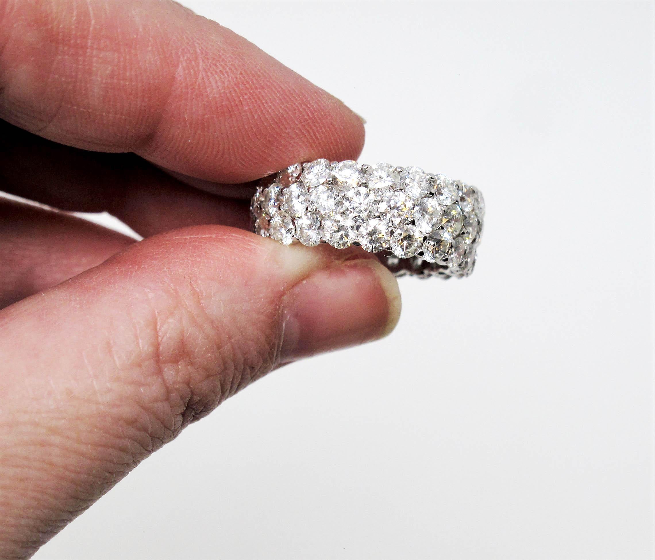 Anneau d'éternité en or 14 carats à trois rangées de diamants ronds brillants de 8,53 carats Pour femmes en vente