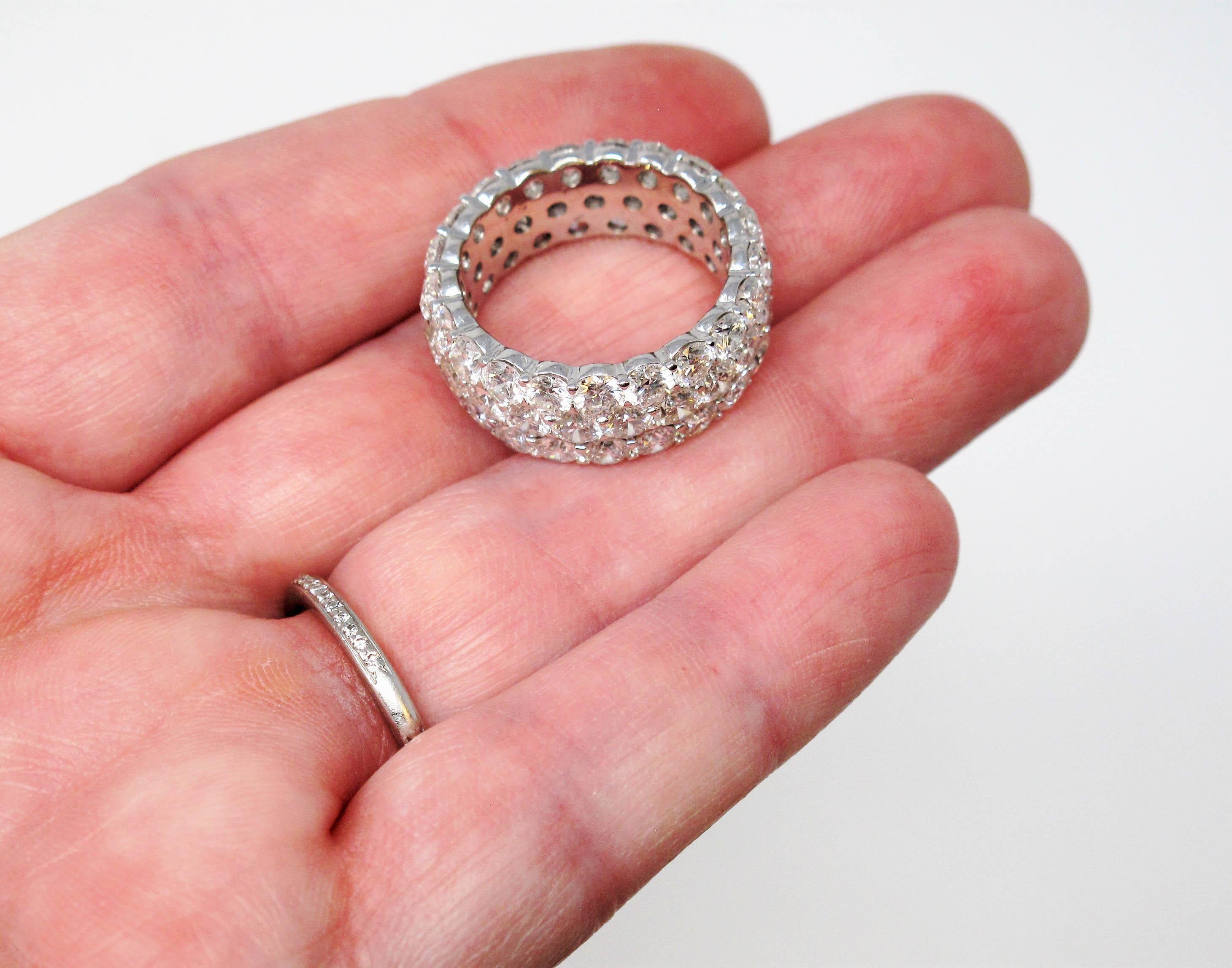 Anneau d'éternité en or 14 carats à trois rangées de diamants ronds brillants de 8,53 carats en vente 1