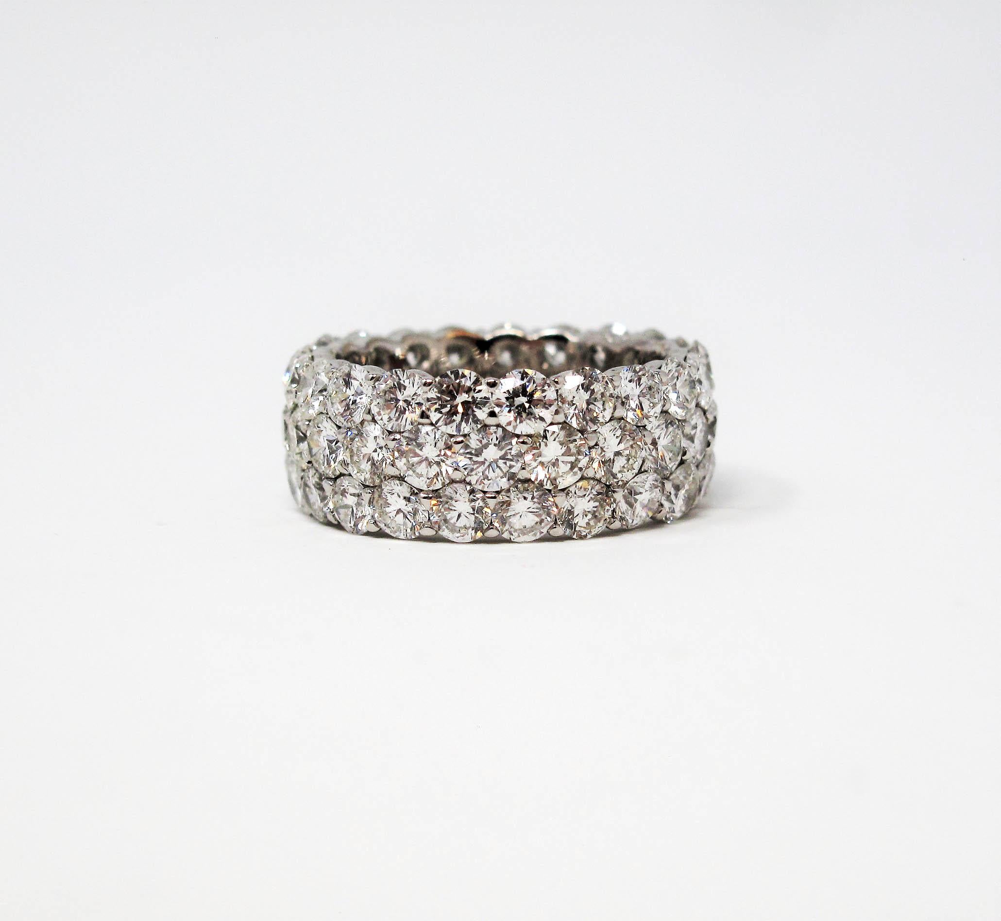 Anneau d'éternité en or 14 carats à trois rangées de diamants ronds brillants de 8,53 carats en vente 3