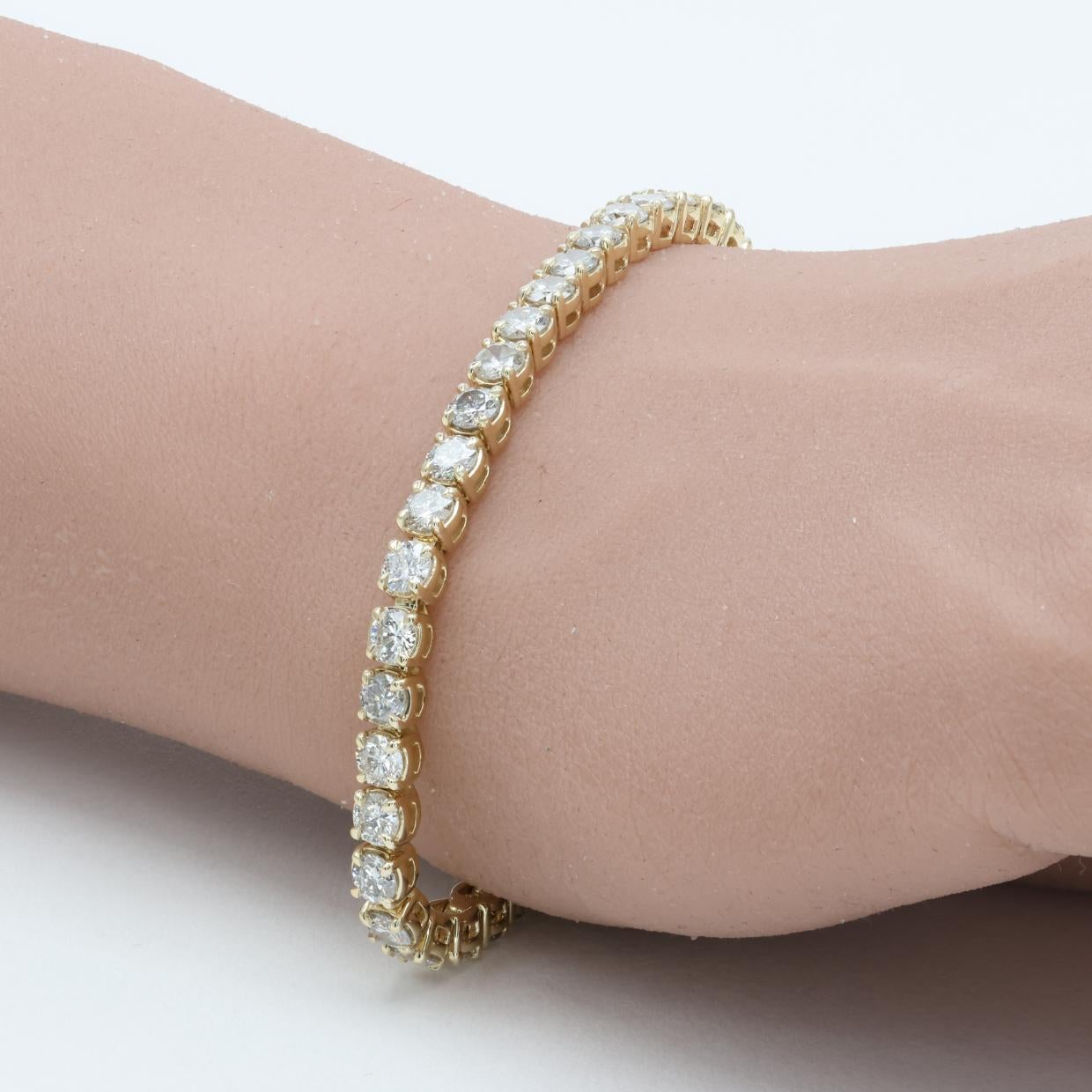 Elegant 8.53ctw Diamond Tennis Bracelet in 14k Yellow Gold

Elevate your jewelry collection with this stunning tennis bracelet, a timeless classic that exudes sophistication. Crafted in lustrous 14k yellow gold, this bracelet features a continuous