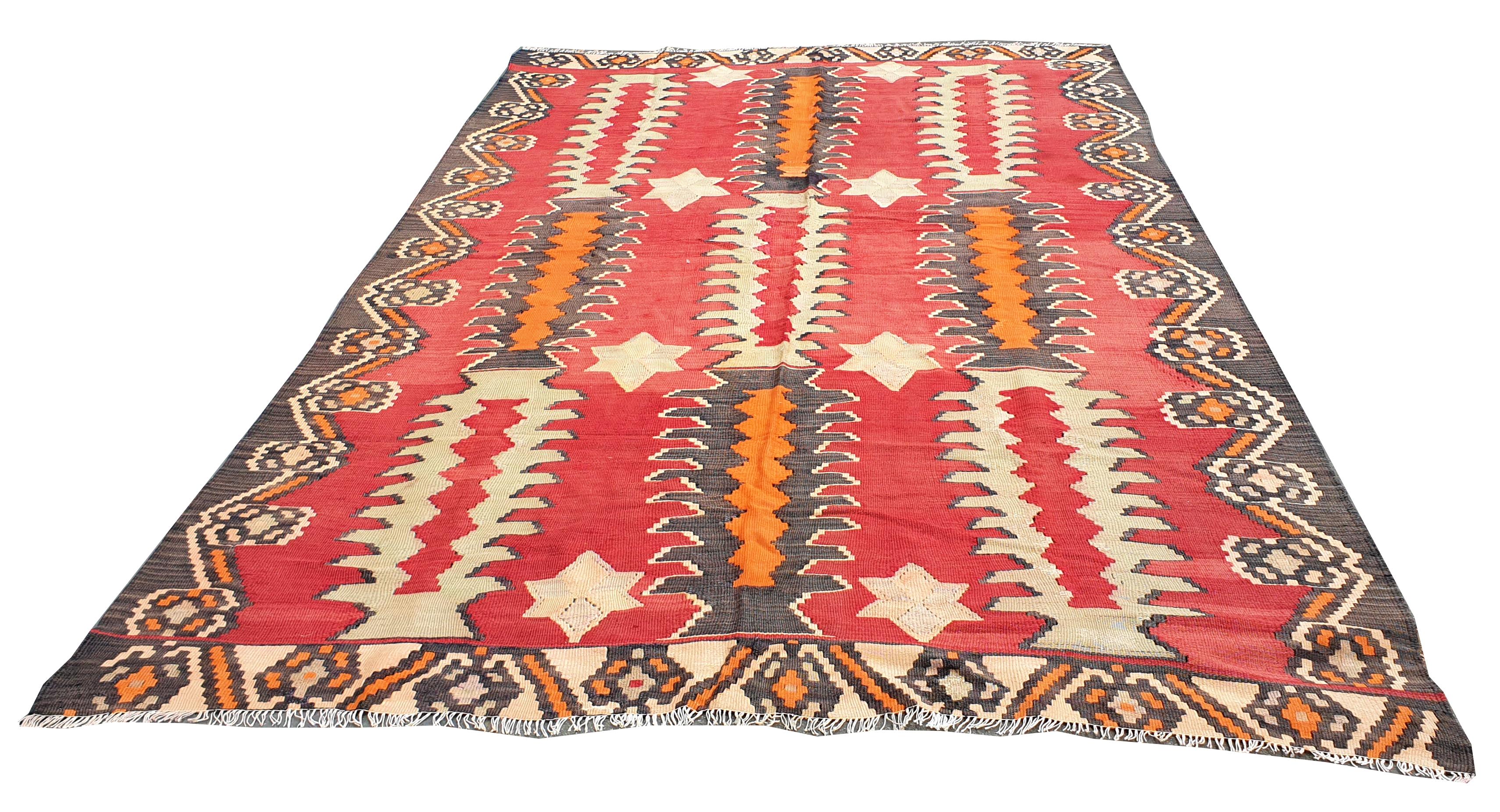 854 - pretty Turkish Kilim from the mid-20th century, with an exceptional design and pretty colors with red, orange, yellow, entirely handwoven with wool on wool.