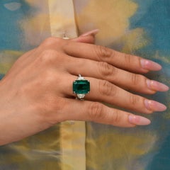 Anillo de compromiso con halo de esmeraldas y diamantes certificados de 8,54 quilates en oro blanco de 18 quilates