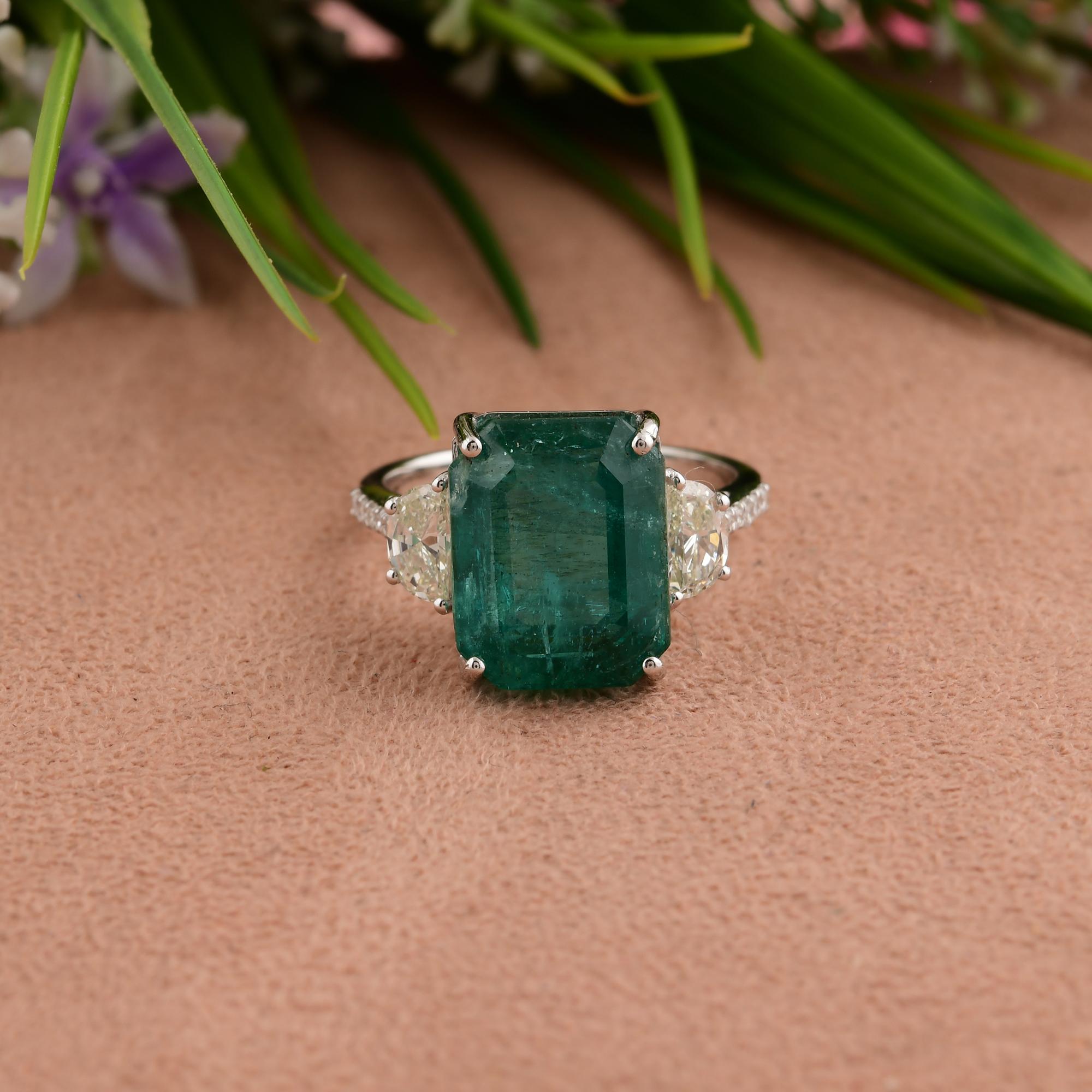 En venta: Anillo de compromiso con halo de esmeraldas y diamantes certificados de 8,54 quilates en oro blanco de 18 quilates  3